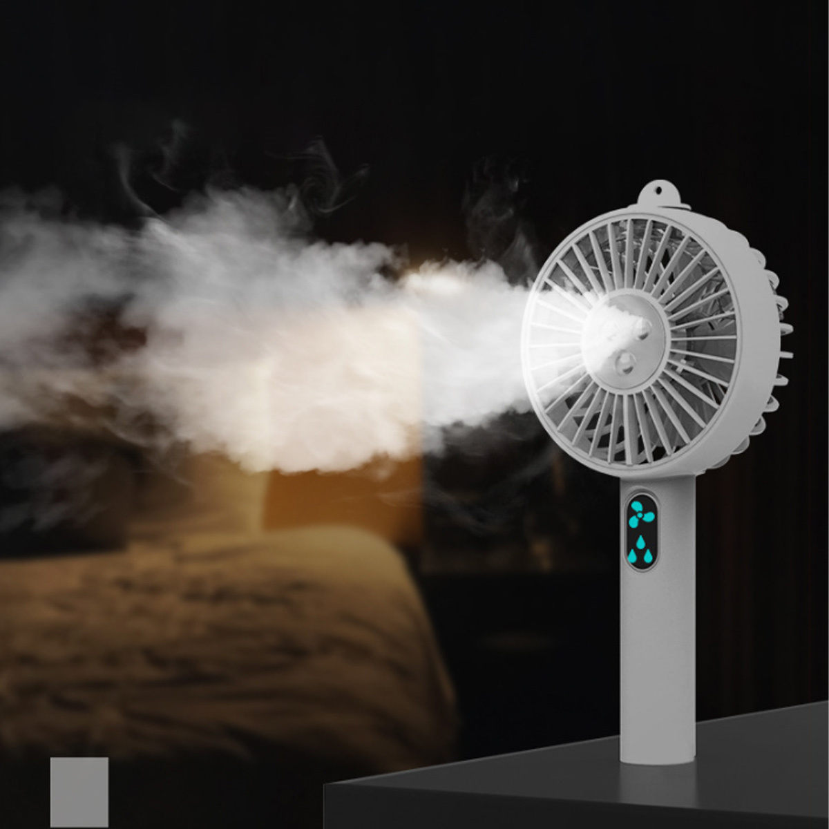 Weißer tragbarer Ventilator mit Nebel, in einem dunklen Raum. Schlafzimmer im Hintergrund.