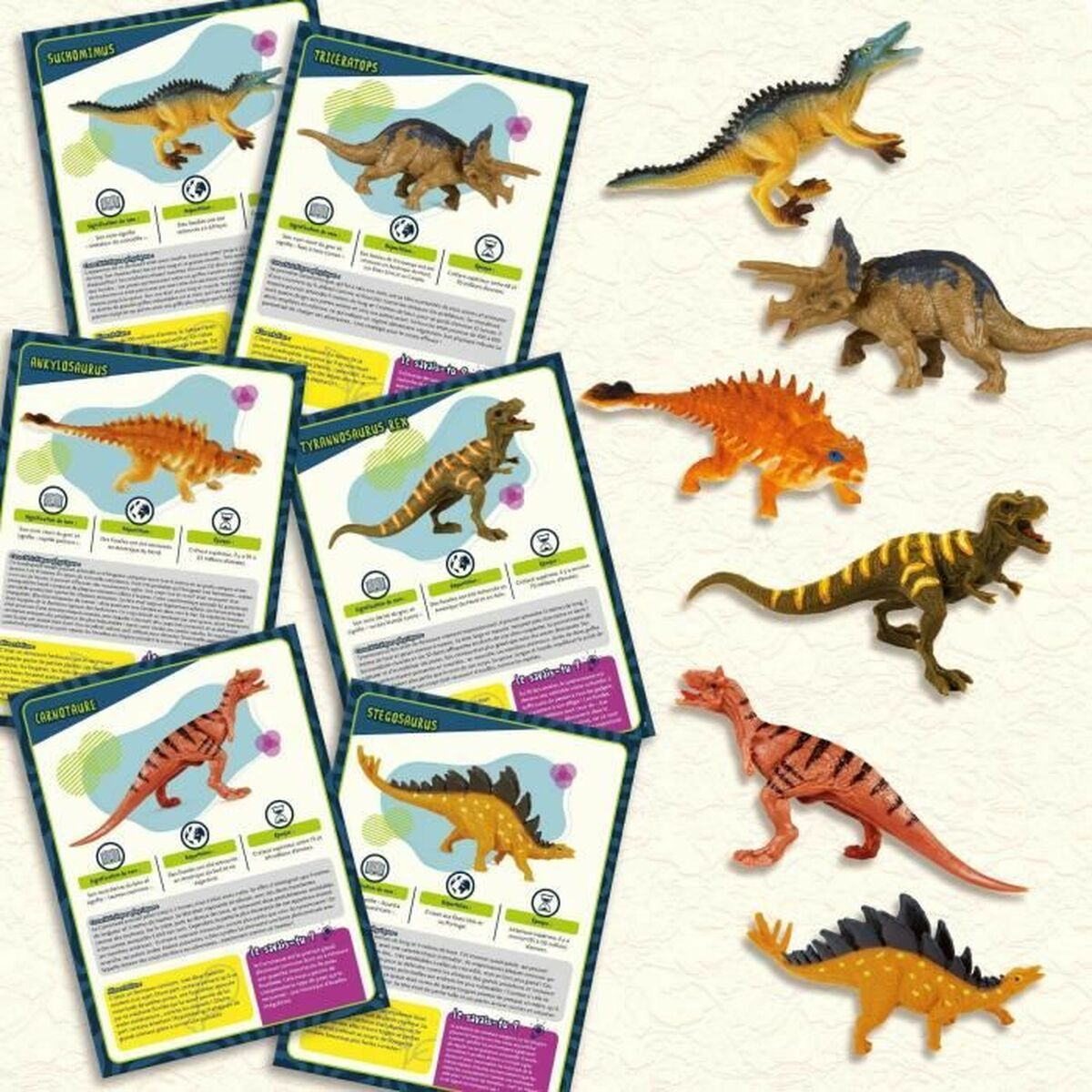 Vista dall'alto di vari giocattoli di dinosauri e carte con illustrazioni di dinosauri. I giocattoli sono su un tavolo.