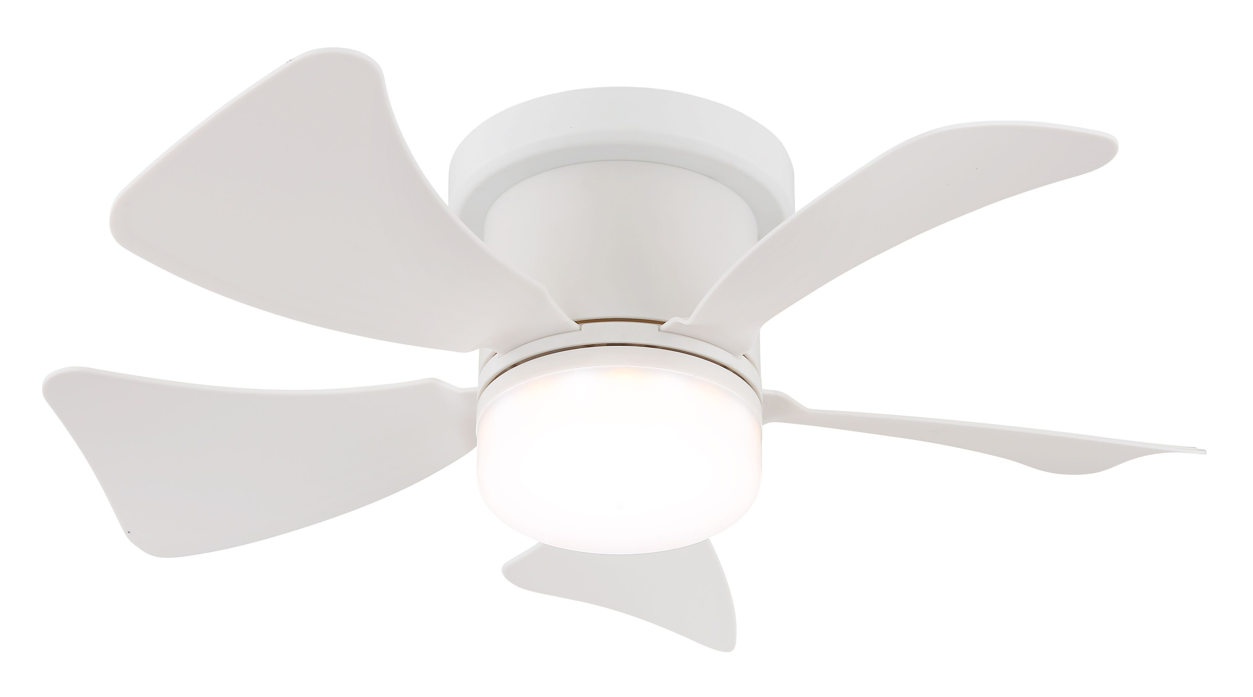 Ein weißer Deckenventilator mit 4 Flügeln und einem zentralen Licht. Er ist an einer weißen Decke montiert.