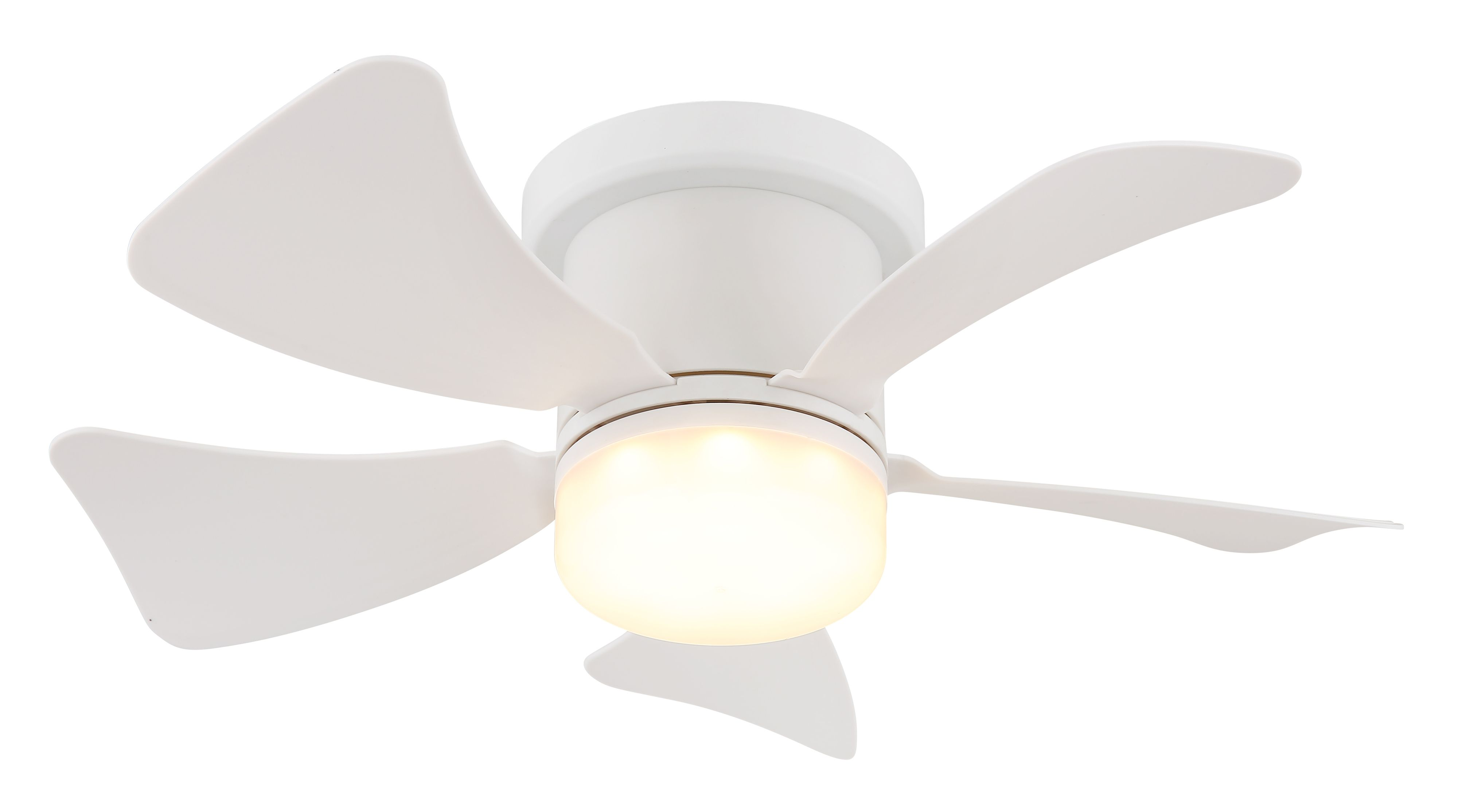 Ein weißer Deckenventilator mit fünf gebogenen Flügeln und eingeschaltetem Licht. Das Licht beleuchtet die Mitte des Ventilators.