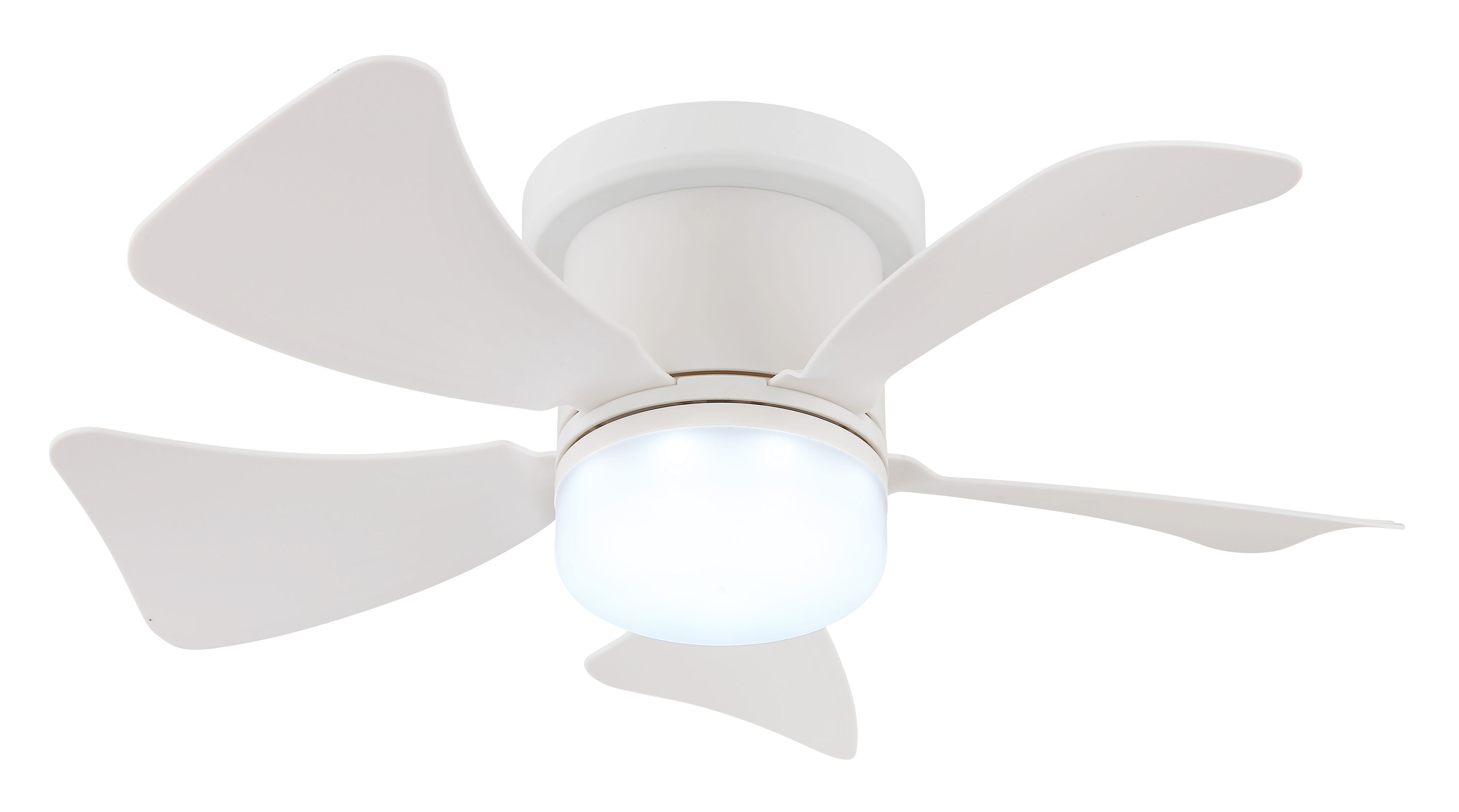 Ein weißer Deckenventilator mit fünf gebogenen Flügeln und eingeschaltetem Licht. Das Licht beleuchtet die Mitte des Ventilators.