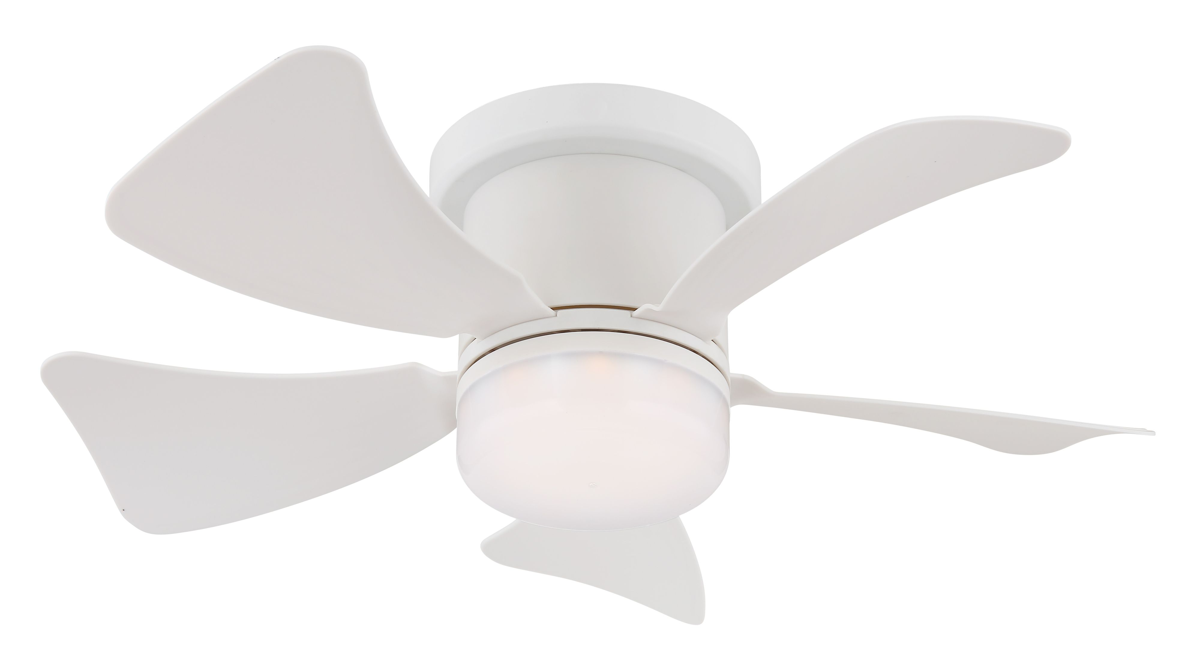 Ein weißer Deckenventilator mit fünf gebogenen Flügeln und eingeschaltetem Licht. Das Licht beleuchtet die Mitte des Ventilators.