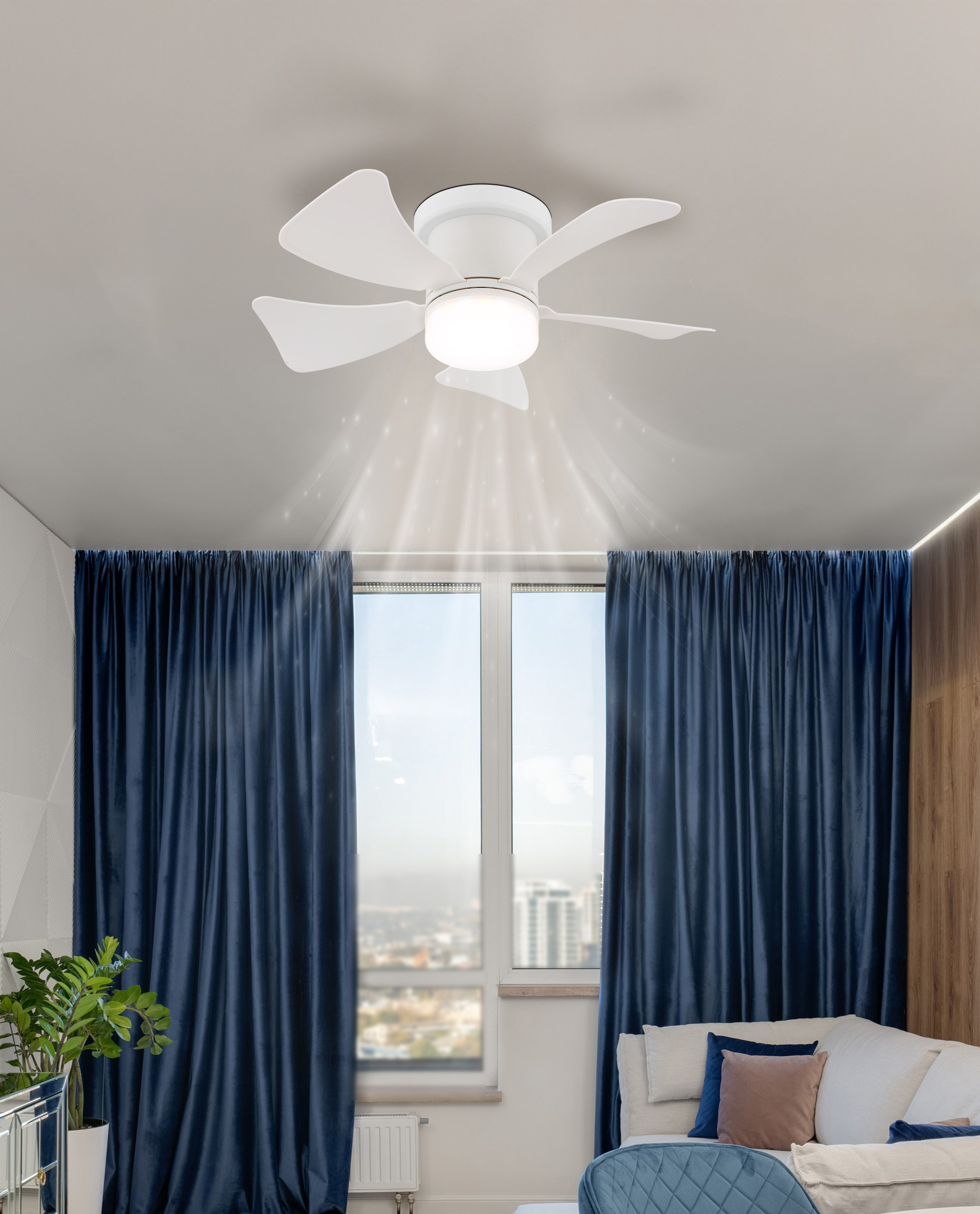 Ein weißer Deckenventilator mit fünf gebogenen Flügeln. Der Ventilator ist an einer Decke mit blauen Vorhängen befestigt.