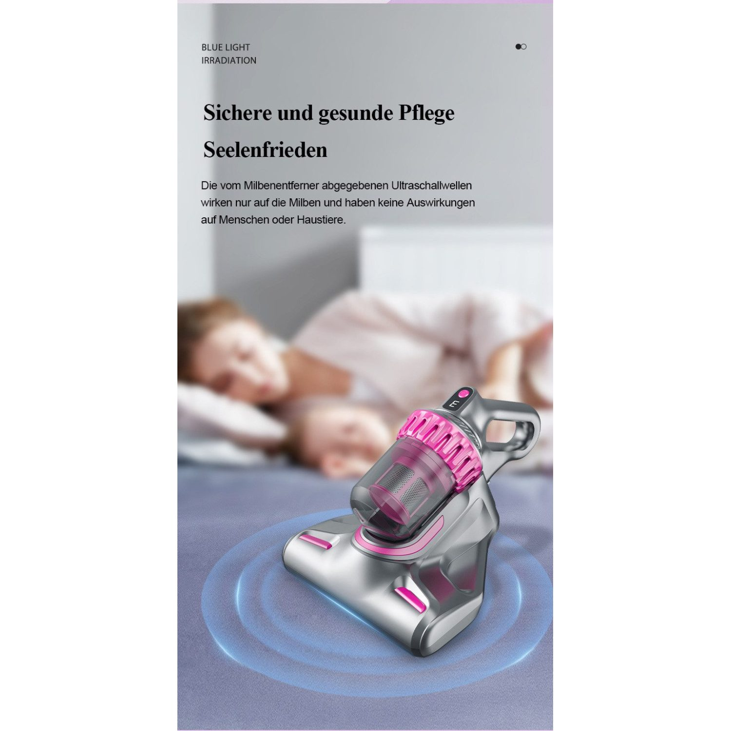 Eine Anzeige zeigt einen Staubsauger mit rosa Akzenten. Im Hintergrund schlafen zwei Personen.