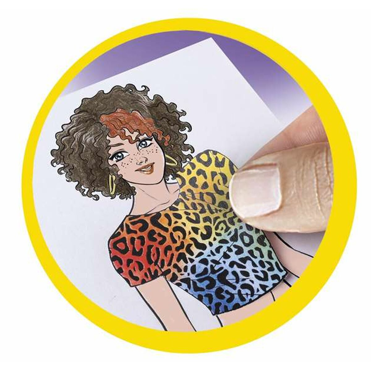 Eine Zeichnung einer Frau mit einem farbenfrohen Leopardenmuster-Shirt, die von einem Finger in einem gelben Kreis berührt wird.