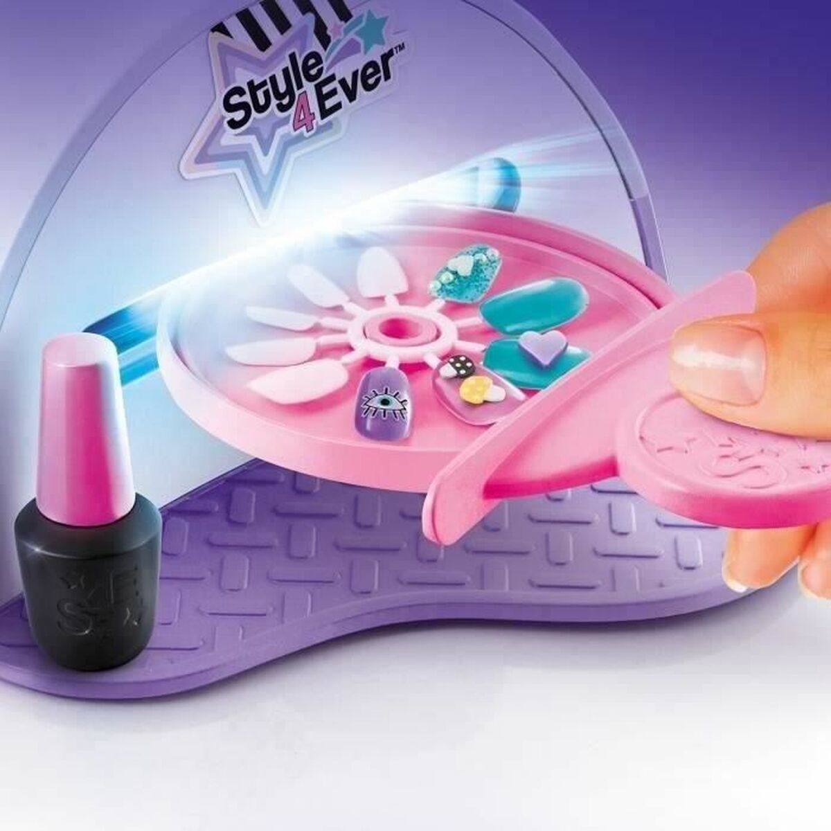 Pantalla de estudio de gel para arte de uñas con esmalte y diseños.