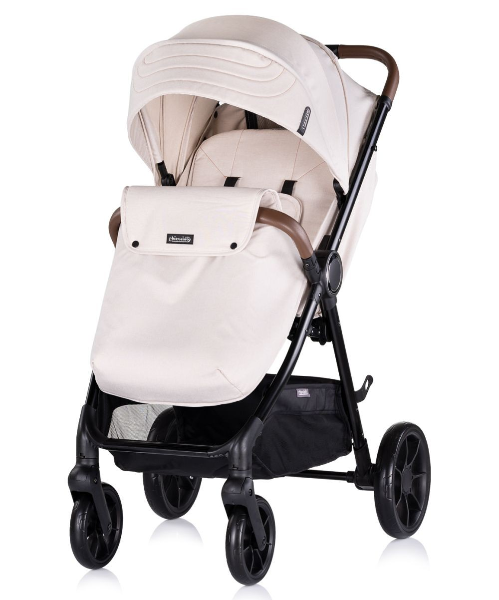 Ein beiger Kinderwagen mit braunem Griff und schwarzem Untergestell. Im Studio mit weißem Hintergrund.