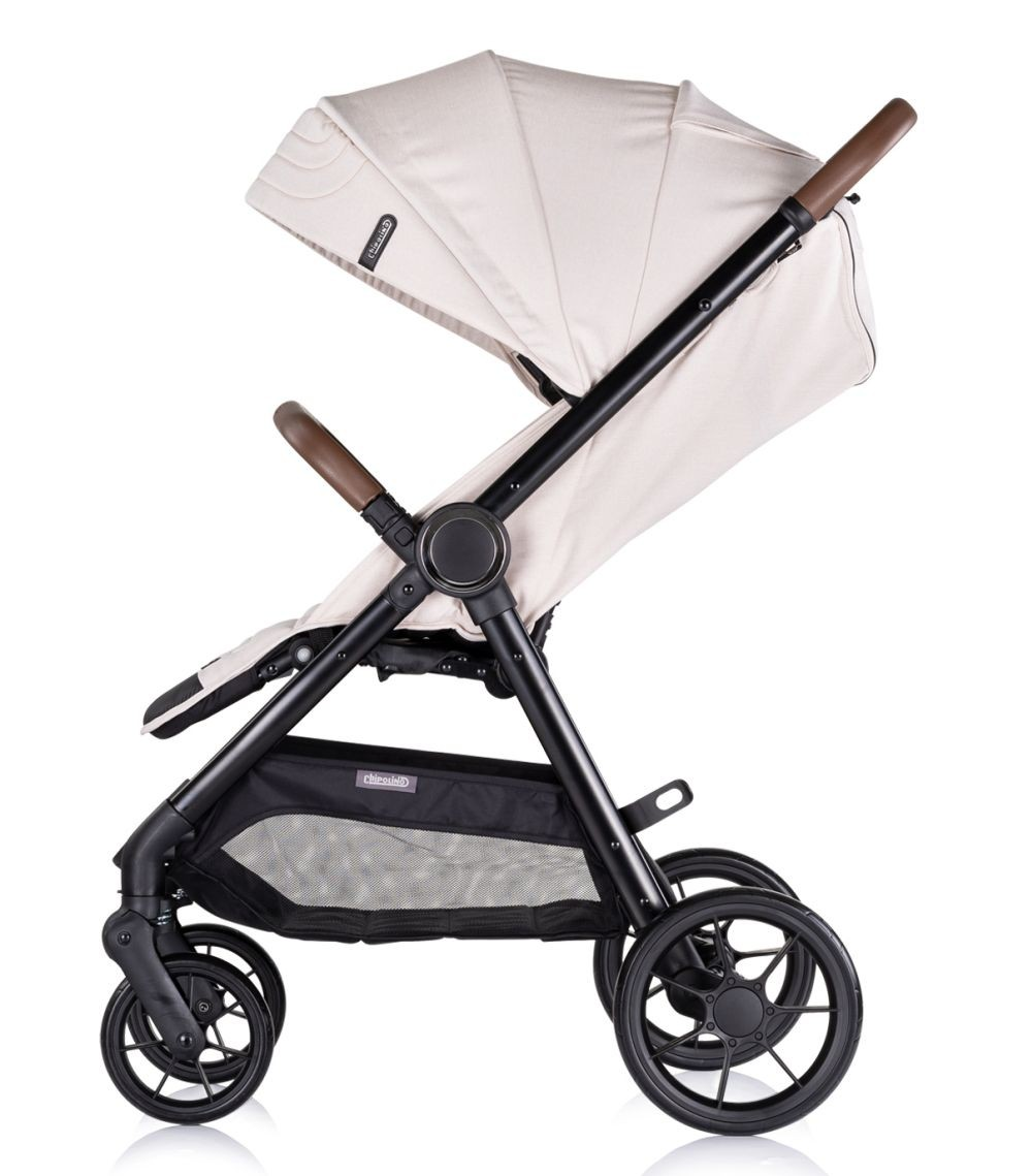 Ein beiger Kinderwagen mit schwarzem Rahmen und braunem Griff, vor weißem Hintergrund.