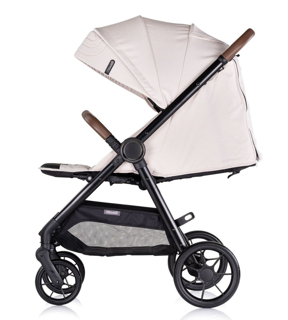 Ein beiger Kinderwagen mit schwarzem Rahmen und braunem Griff vor weißem Hintergrund.