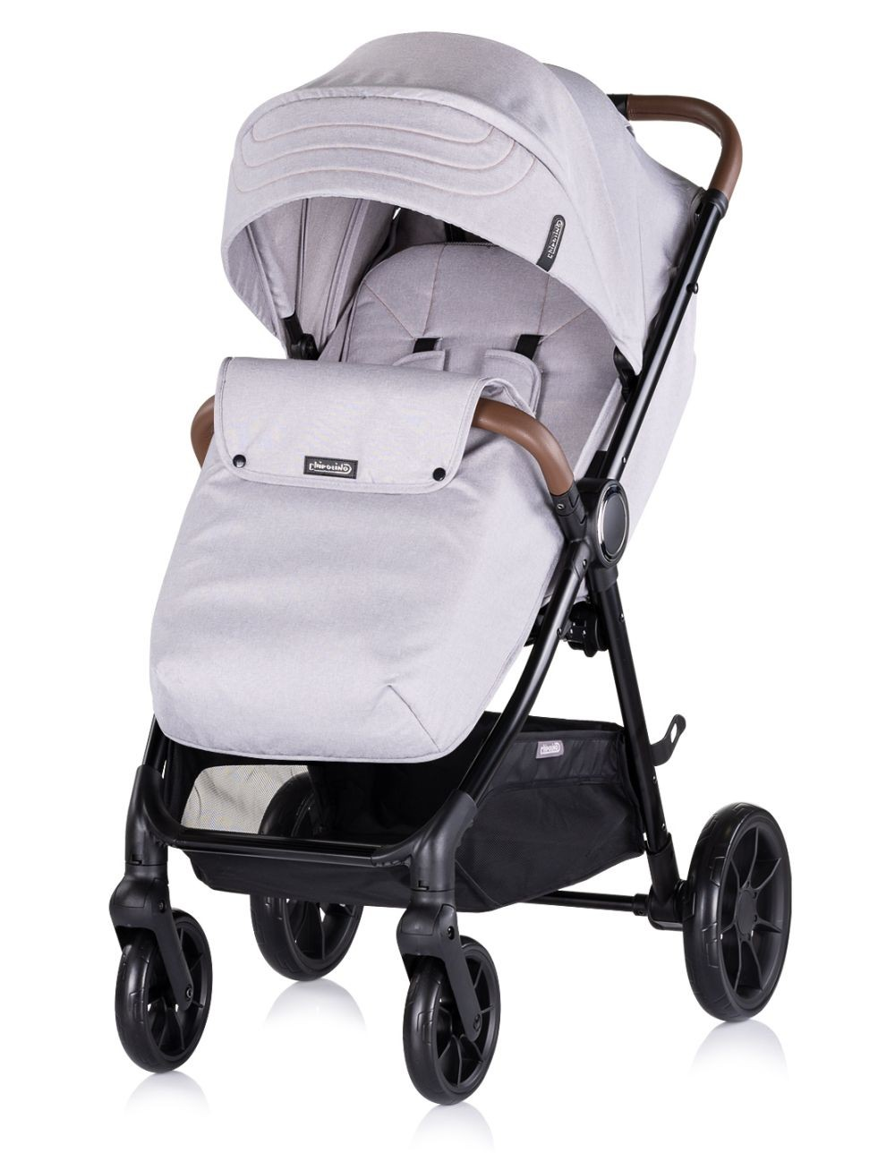 Ein hellgrauer Kinderwagen mit Verdeck und braunen Griffen. Der Kinderwagen hat vier Räder und steht auf weißem Grund.