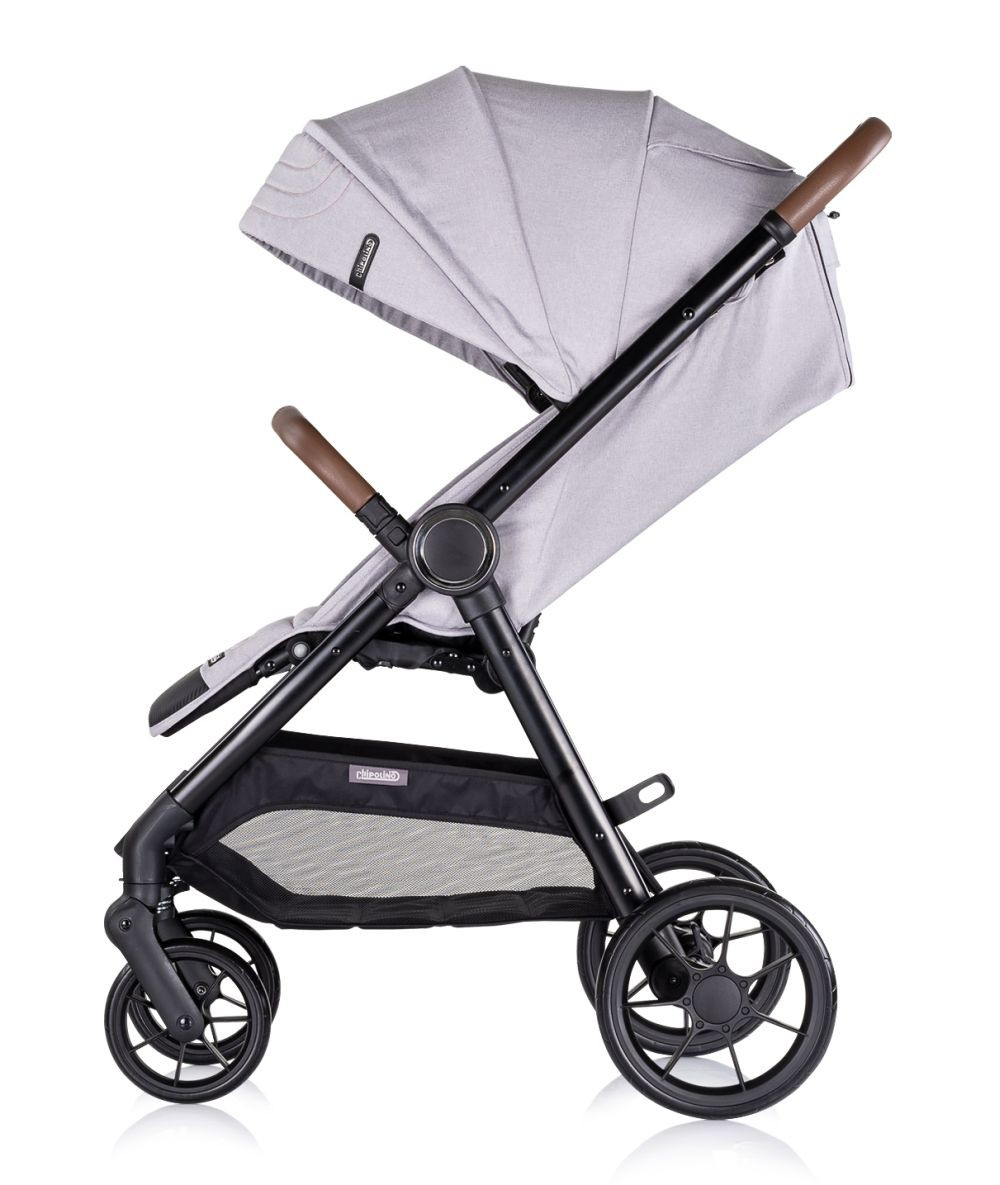 Ein hellgrauer Kinderwagen mit Verdeck und braunen Griffen vor weißem Hintergrund. Seitenansicht des Kinderwagens.