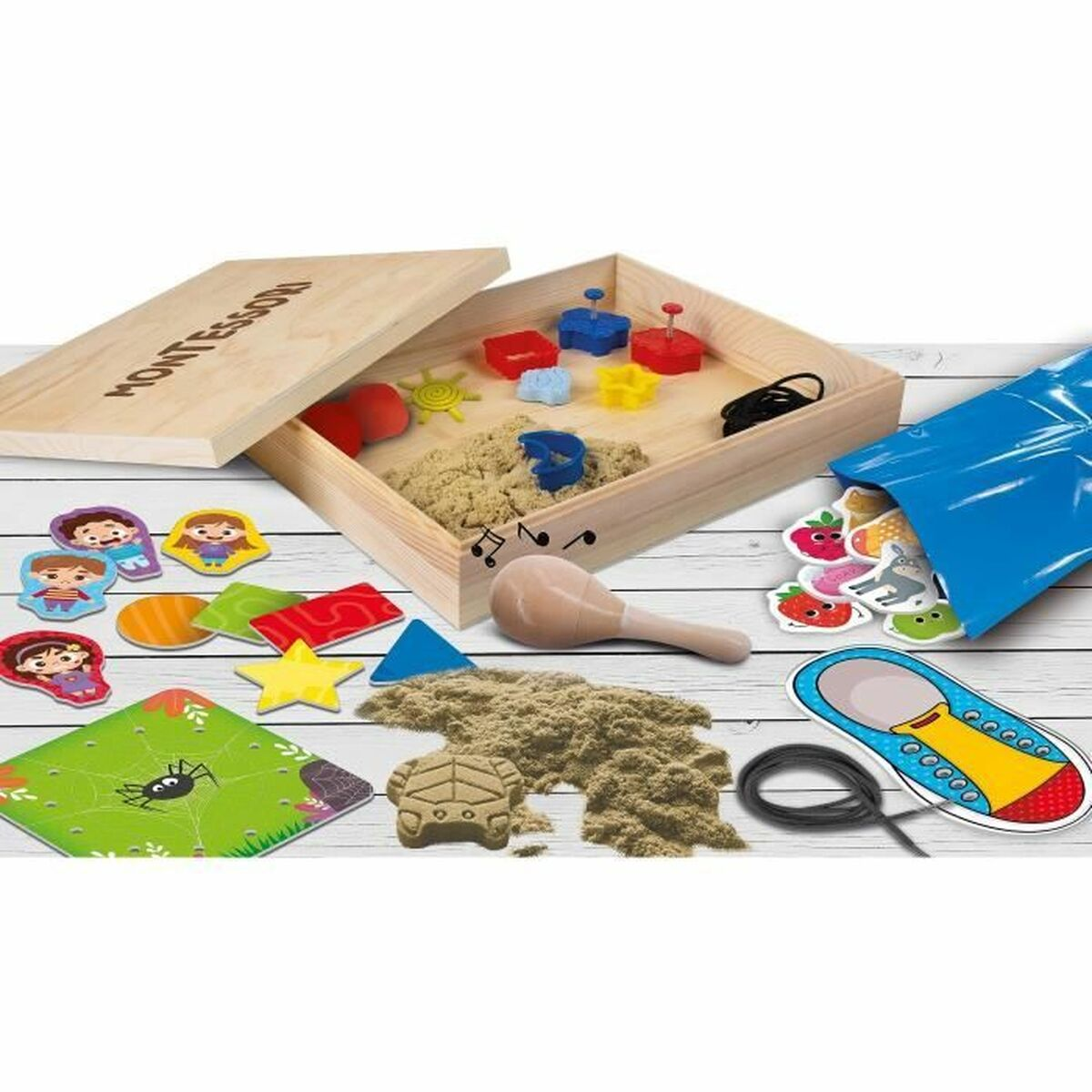Geöffnete Holzkiste mit Spielzeug wie Formen, Sand, Maraca und einer blauen Tüte mit Spielzeug.