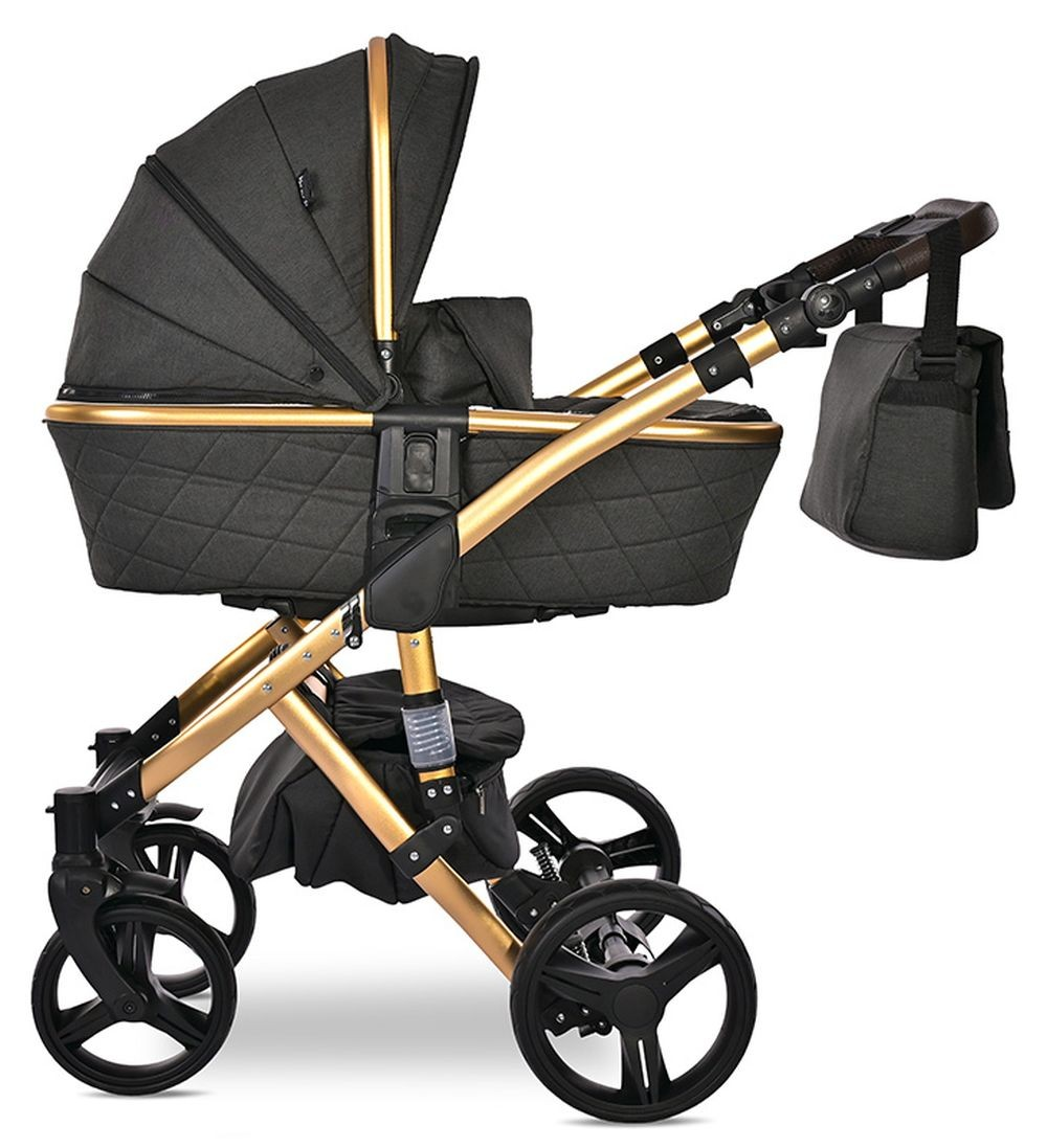 Ein schwarzer und goldener Kinderwagen mit Verdeck. Der Wagen hat vier Räder und eine Tasche.
