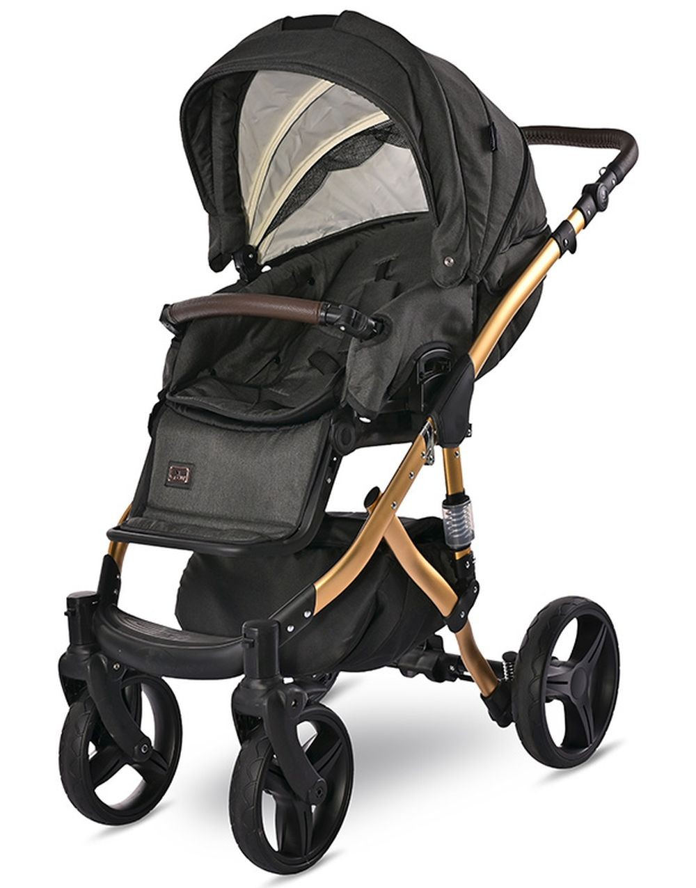 Ein schwarzer und goldener Kinderwagen mit Verdeck. Er hat drei Räder und einen Griff.