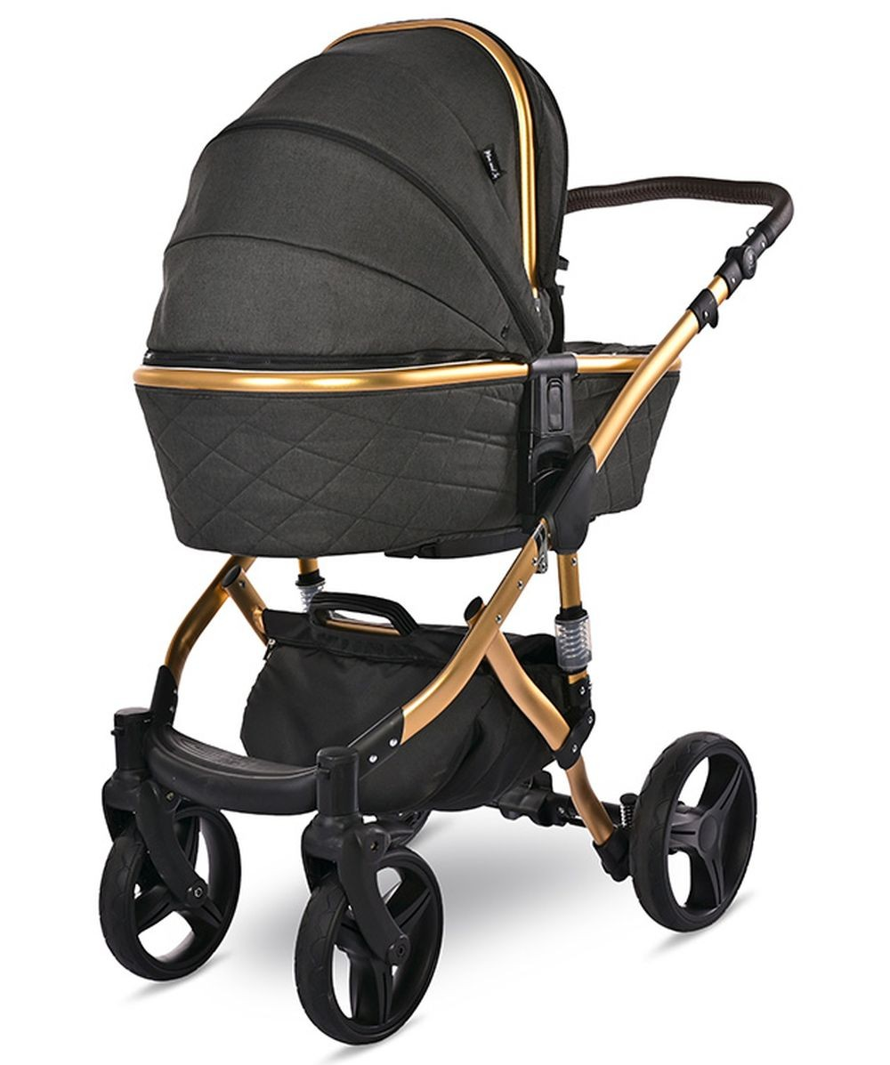 Ein schwarzer und goldener Kinderwagen mit Verdeck. Er hat drei Räder und eine Aufbewahrungstasche.