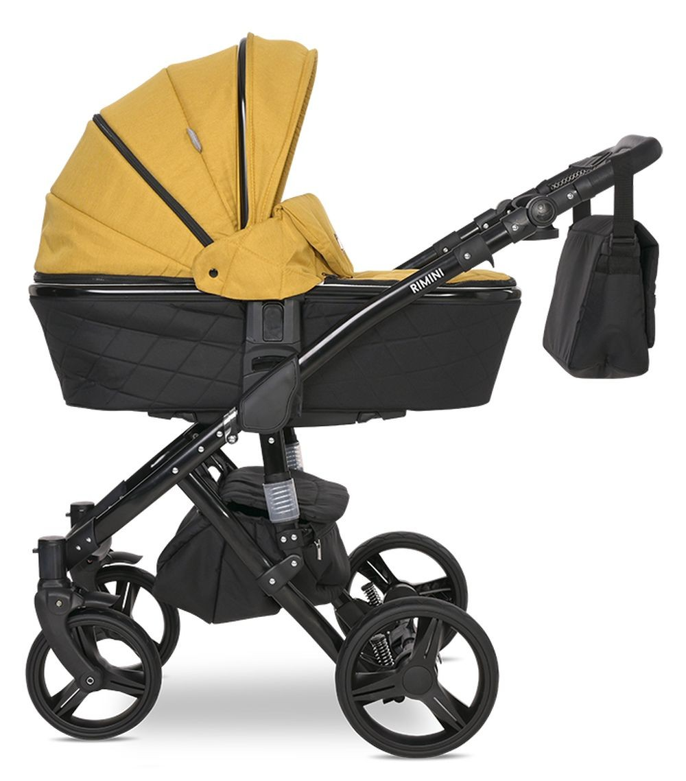 Ein gelber und schwarzer Kinderwagen mit drei Rädern. Er hat einen schwarzen Rahmen und eine Tasche.