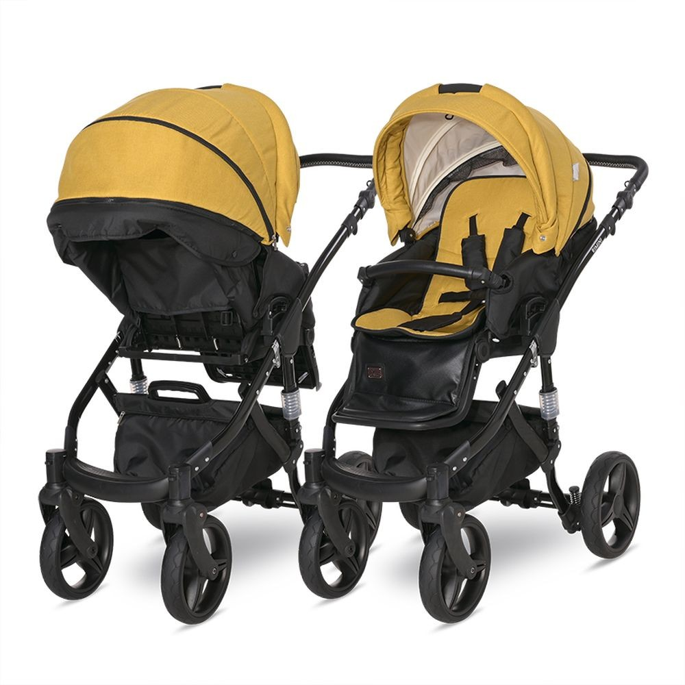 Zwei gelbe und schwarze Kinderwagen mit drei Rädern. Beide haben einen schwarzen Rahmen und eine Aufbewahrungstasche.