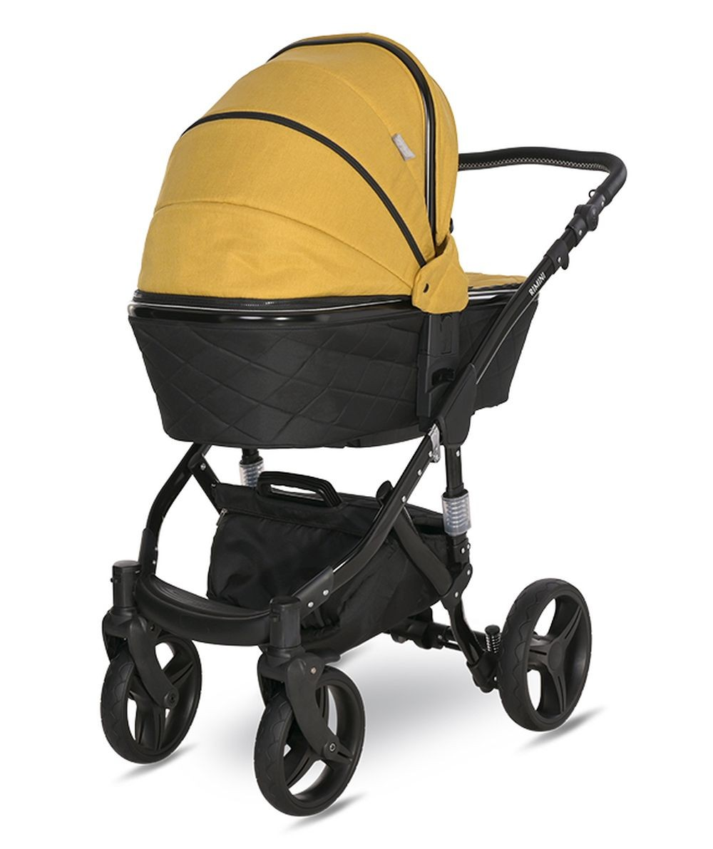 Ein gelber und schwarzer Kinderwagen mit drei Rädern. Er hat einen schwarzen Rahmen und eine Aufbewahrungstasche.
