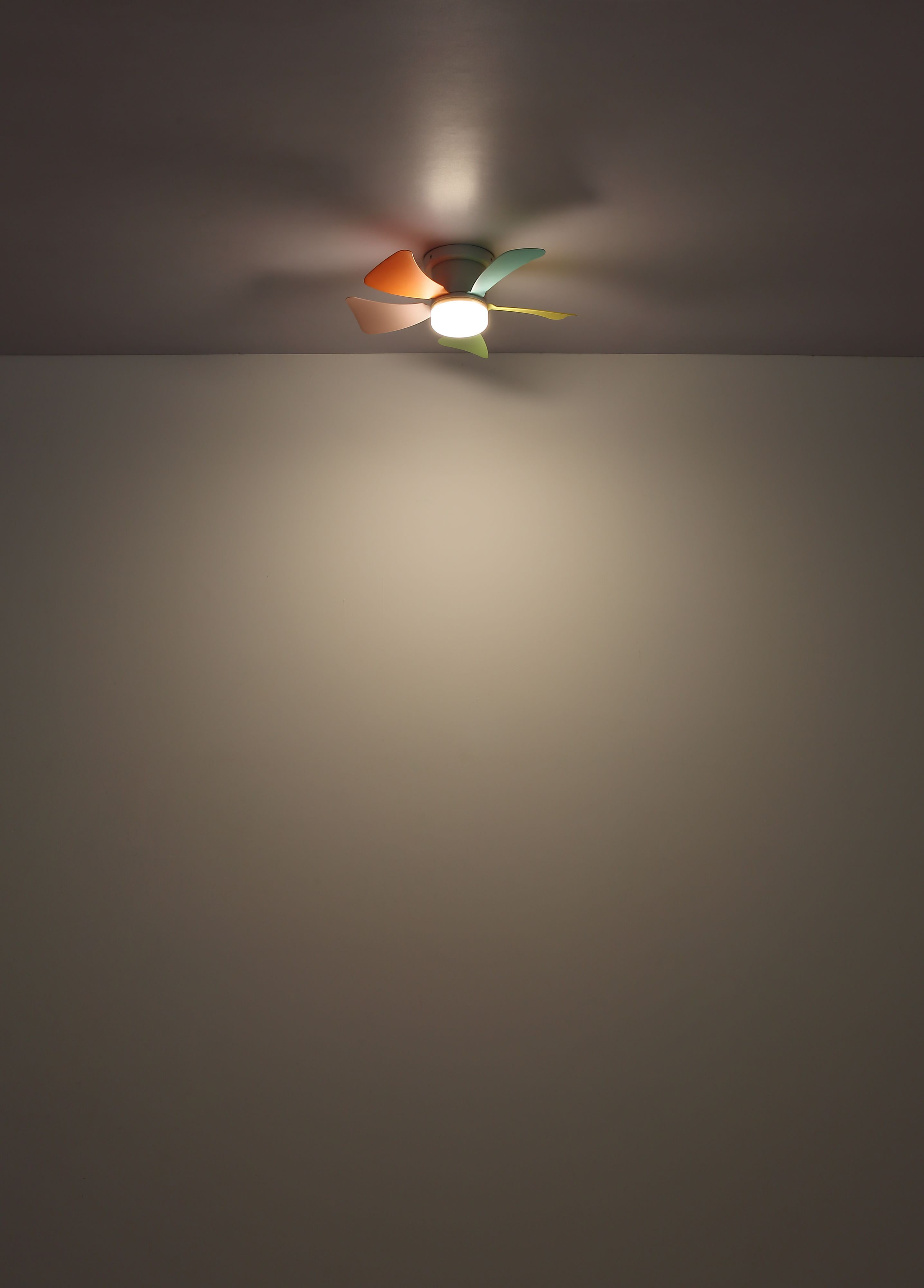 Ein Deckenventilator mit Pastellfarbenen Blättern, zentriert.