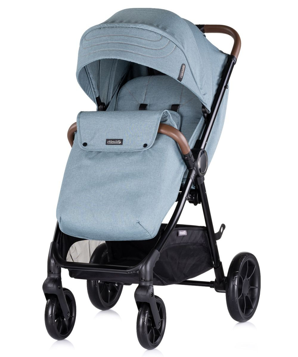 Ein blauer Kinderwagen mit braunen Griffen. Der Kinderwagen hat ein blaues Verdeck und einen schwarzen Aufbewahrungskorb darunter.