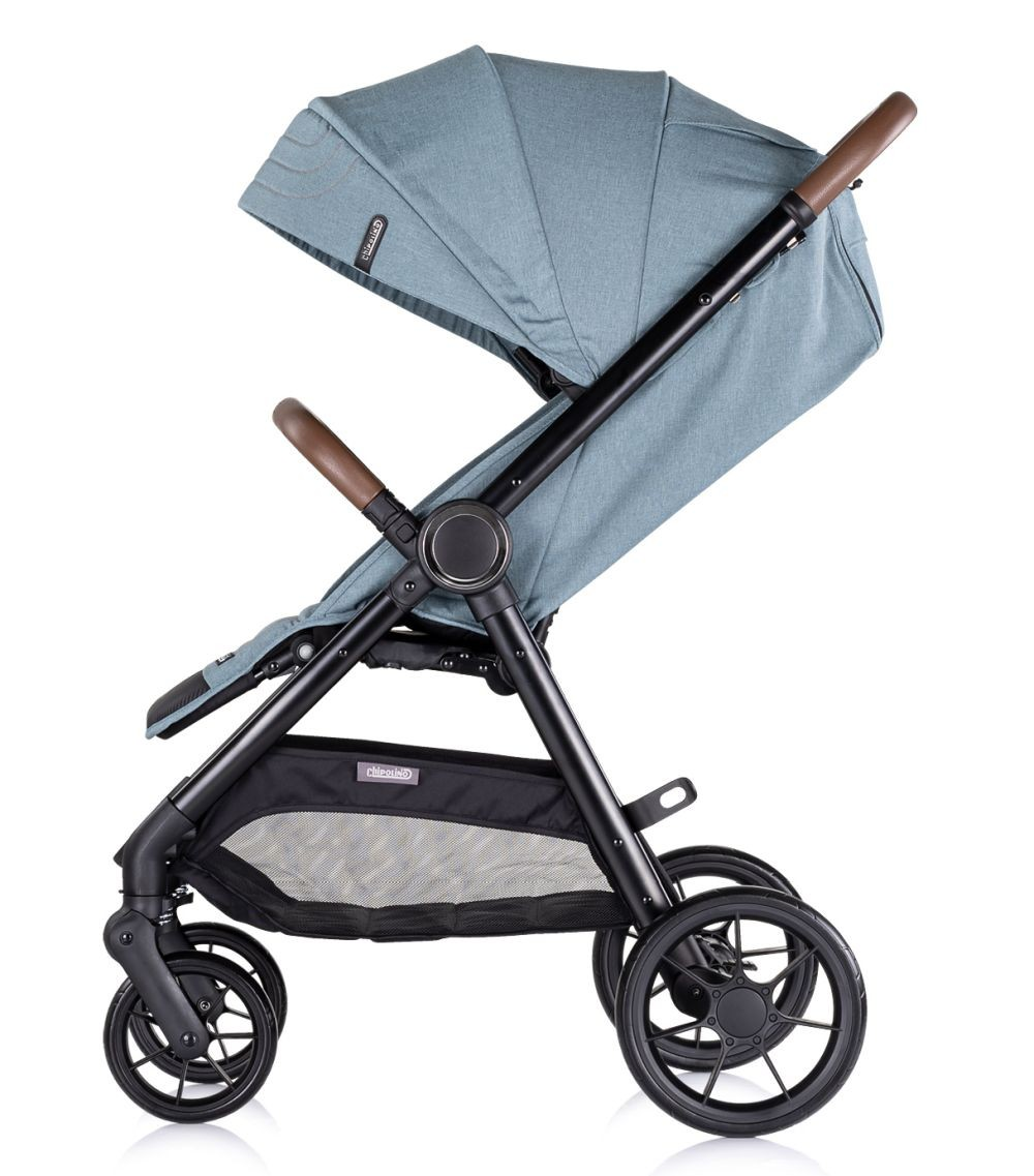 Ein blauer Kinderwagen mit braunen Griffen. Der Kinderwagen hat ein blaues Verdeck und einen schwarzen Aufbewahrungskorb darunter.