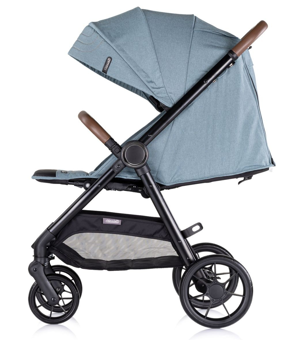 Ein blauer Kinderwagen mit braunen Griffen. Der Kinderwagen hat ein blaues Verdeck und einen schwarzen Aufbewahrungskorb darunter.