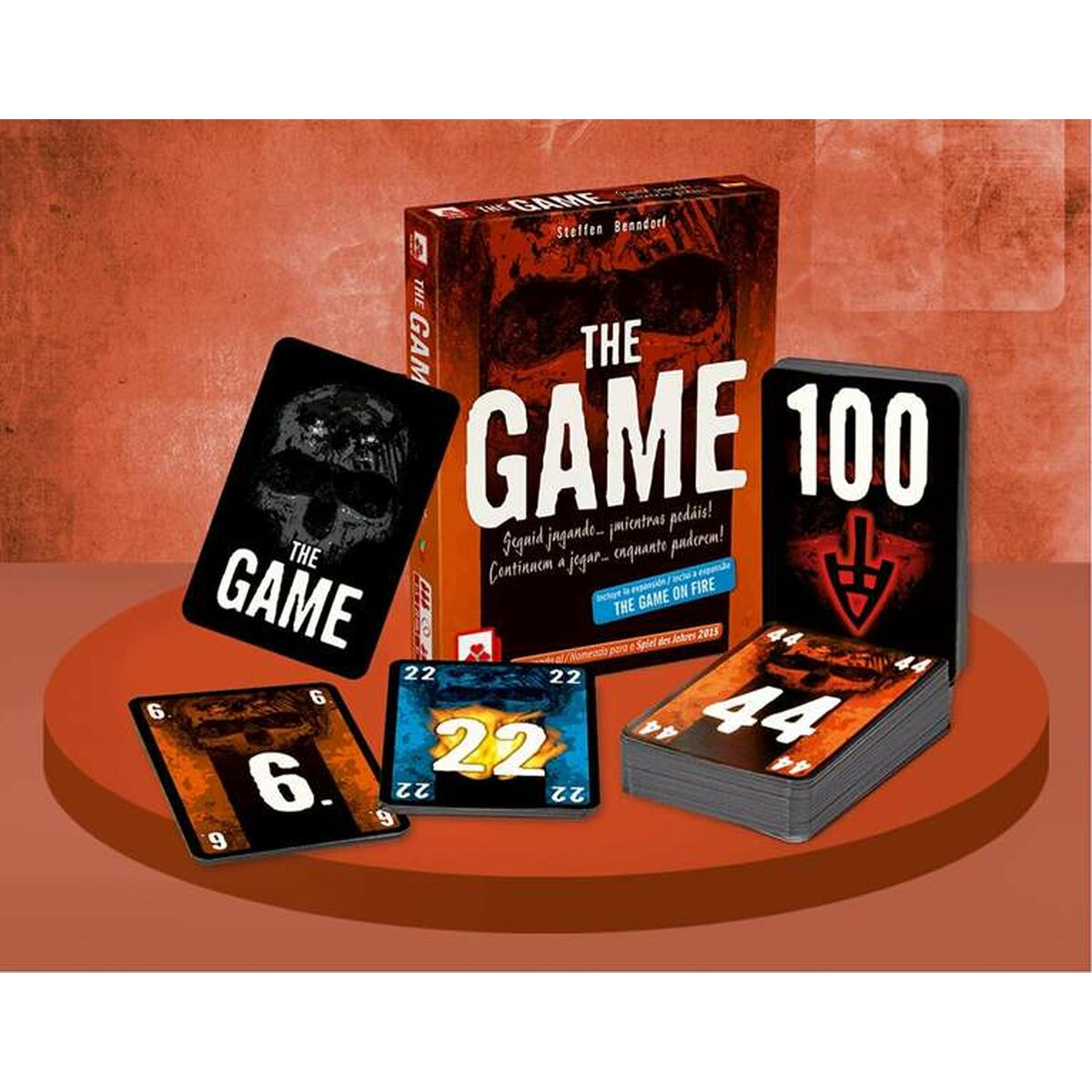 Brettspielbox und Karten. Text auf der Box: The Game. Karten zeigen Schädel und Zahlen.