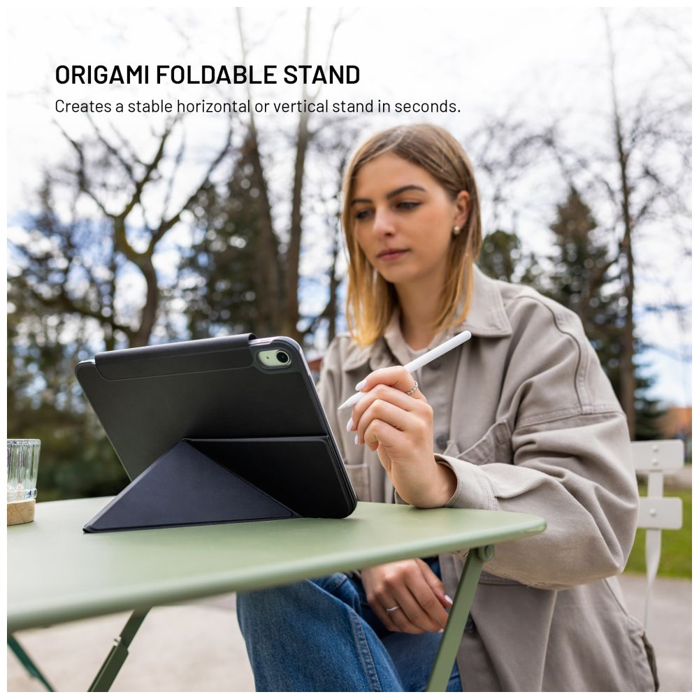 Frau mit blonden Haaren benutzt einen Stift auf einem Tablet, das von einem Ständer gehalten wird.