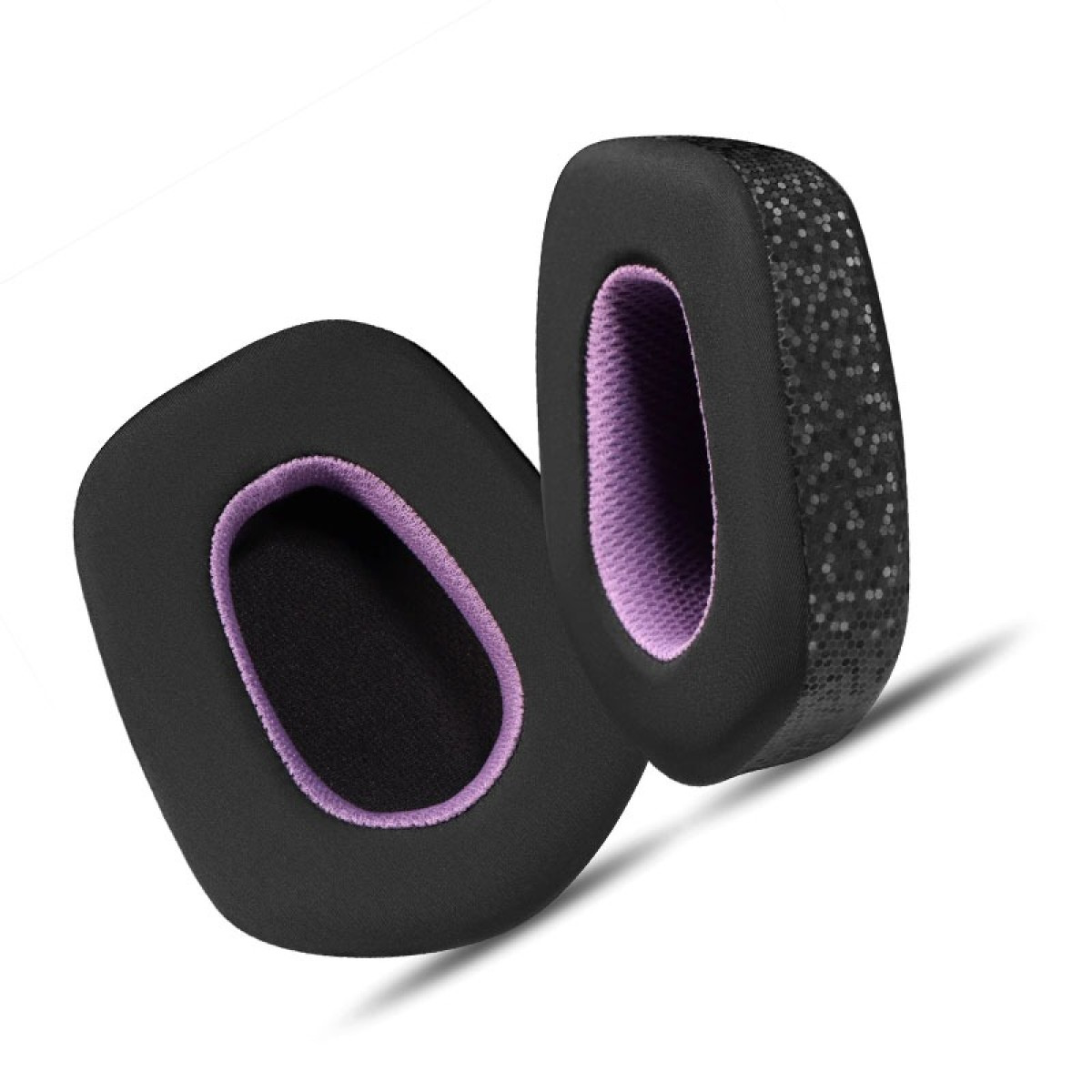Zwei schwarze und violette Ohrpolster. Weißer Hintergrund.