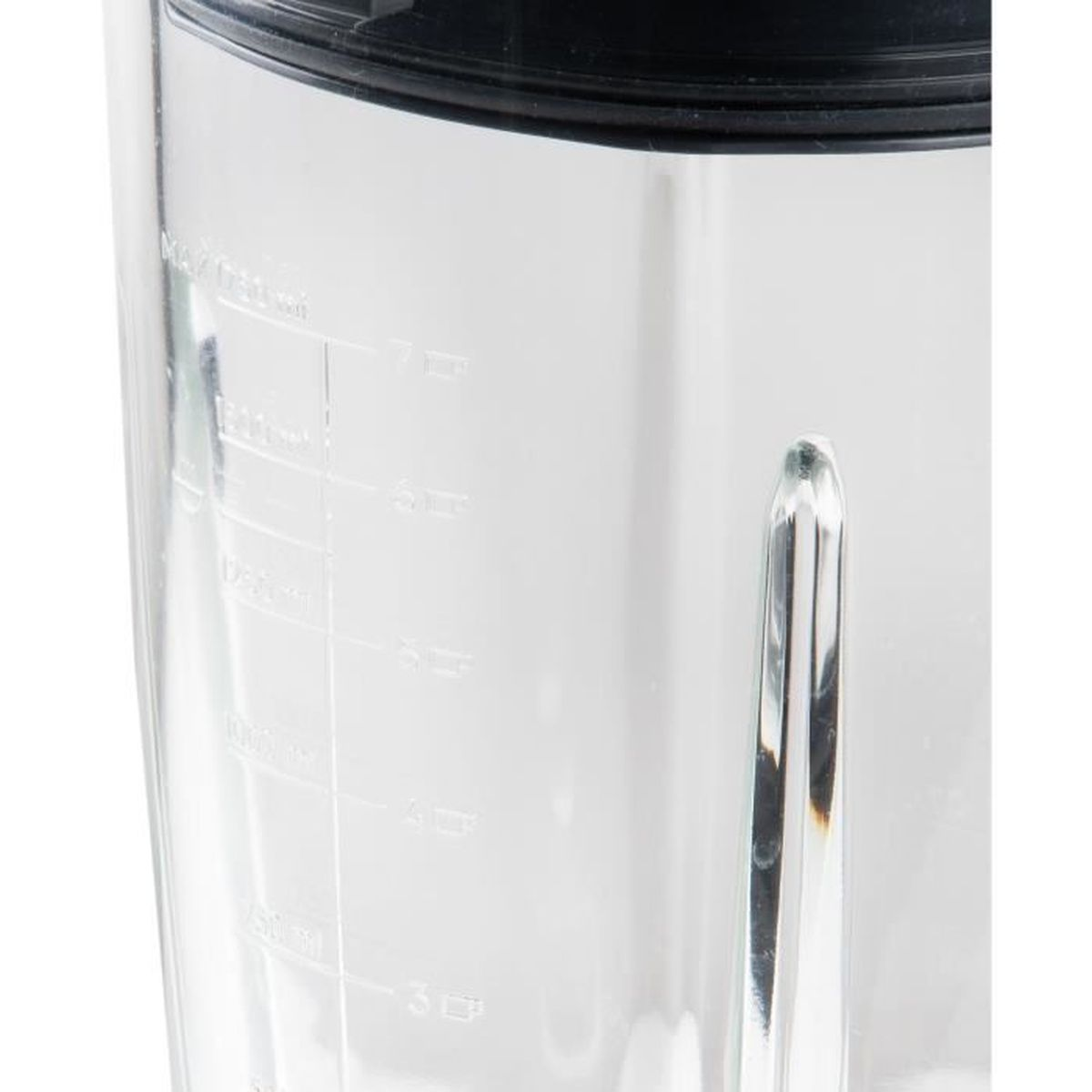 Primo piano della caraffa trasparente di un frullatore con segni di misurazione, che mostrano i livelli di capacità.