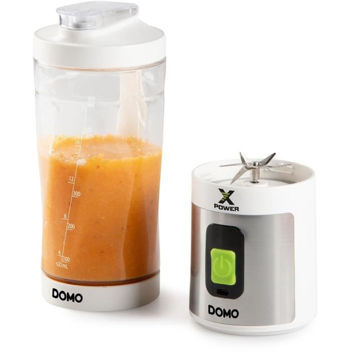 Ein kleiner weißer und silberner Mixer mit einem transparenten Krug, gefüllt mit orangener Flüssigkeit, und der Basiseinheit.