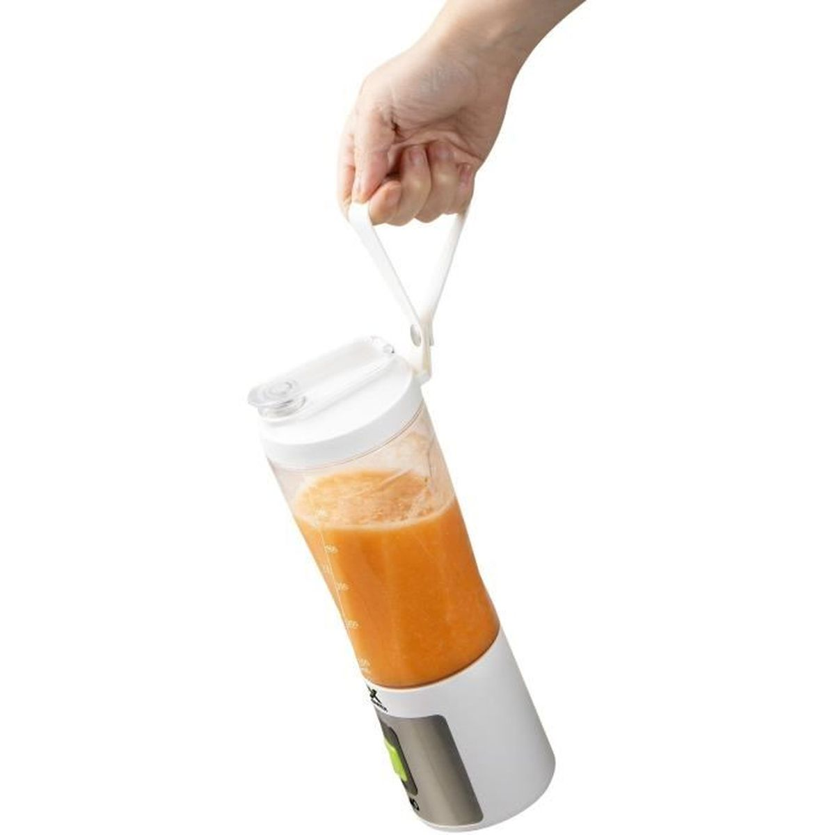 Eine Hand hält eine Mixflasche mit orangefarbener Flüssigkeit. Weißer Griff und weißer Sockel.