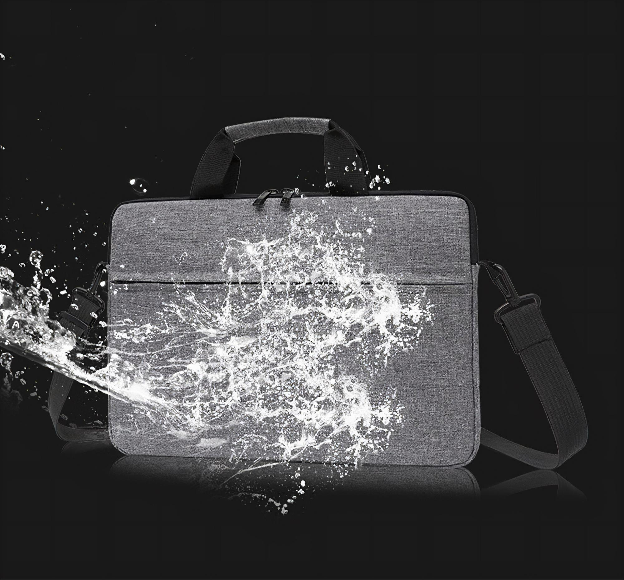 Graue Laptoptasche, die mit Wasser bespritzt wird. Die Tasche hat einen Schultergurt und einen Griff. Der Hintergrund ist schwarz.