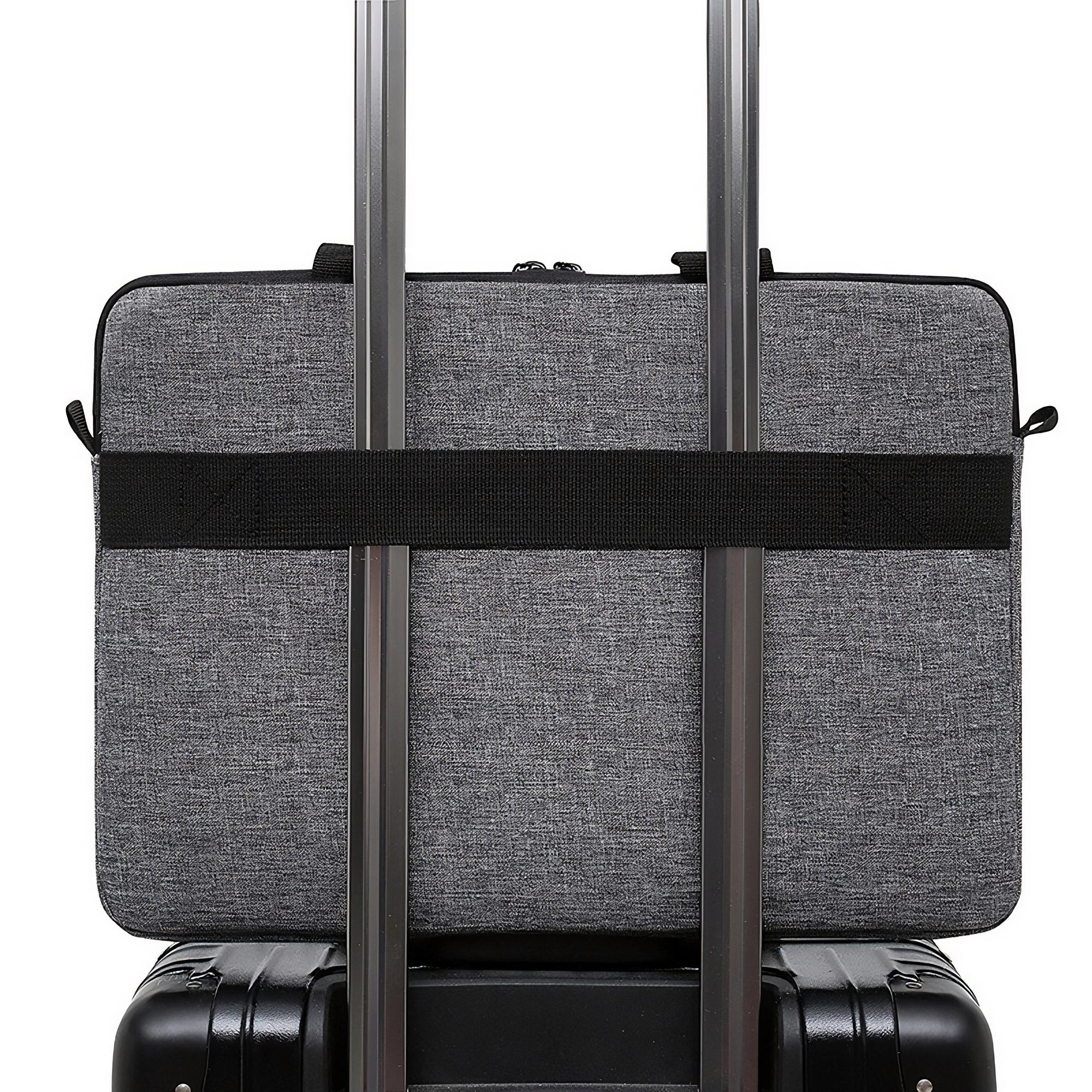 Graue Laptoptasche liegt auf einem schwarzen Koffer. Die Tasche ist mit einem schwarzen Riemen an den Griffen befestigt.