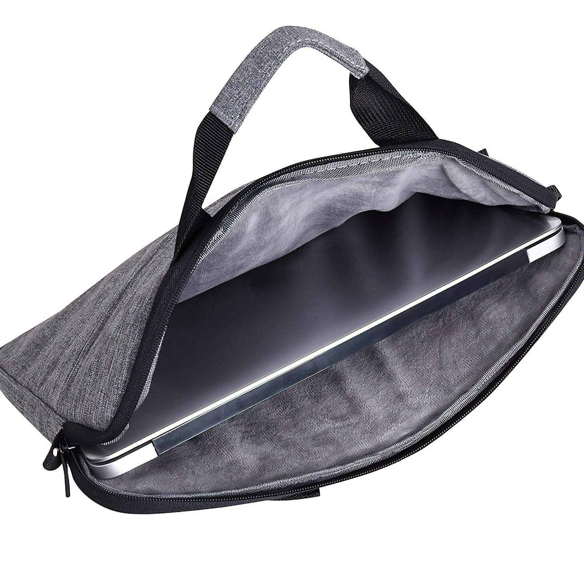 Offene graue Laptoptasche mit einem silbernen Laptop darin. Die Tasche hat einen Reißverschluss und einen Griff. Der Hintergrund ist schwarz.