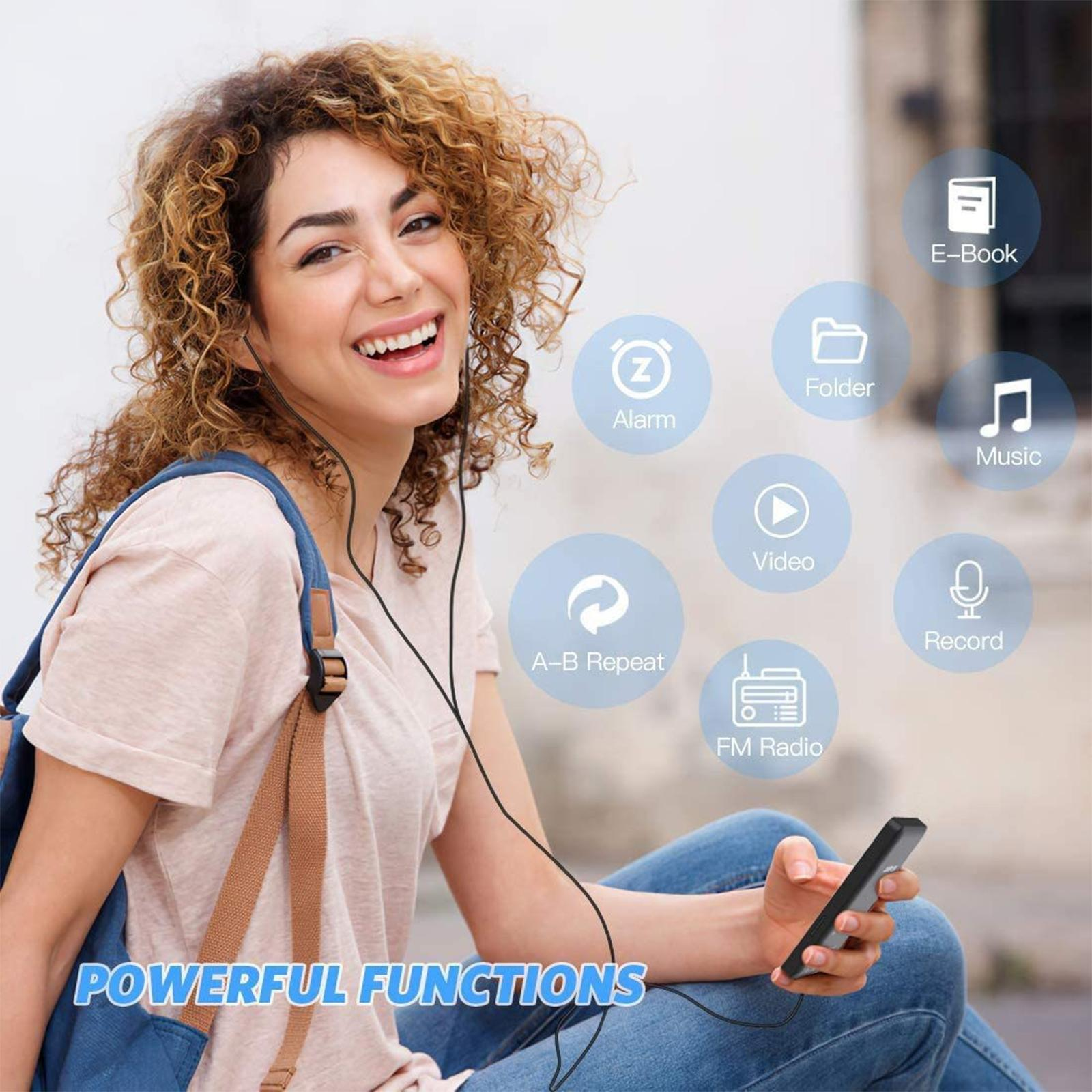 Eine Frau mit lockigem Haar lächelt, trägt Kopfhörer und hält einen MP3-Player, mit Funktionssymbolen.