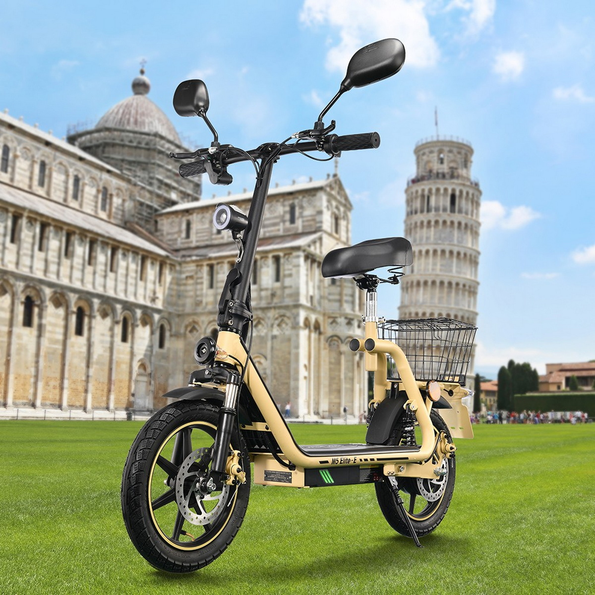 Ein beiger Elektroroller mit dem schiefen Turm von Pisa und anderen italienischen Gebäuden im Hintergrund.