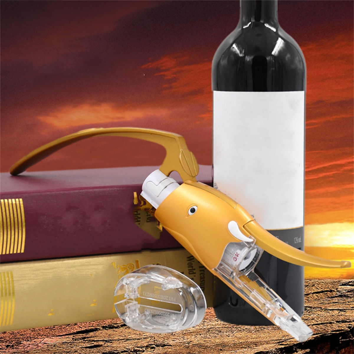 Ein elefantenförmiger goldener Weinöffner mit einer Weinflasche, Büchern und einem Tisch.