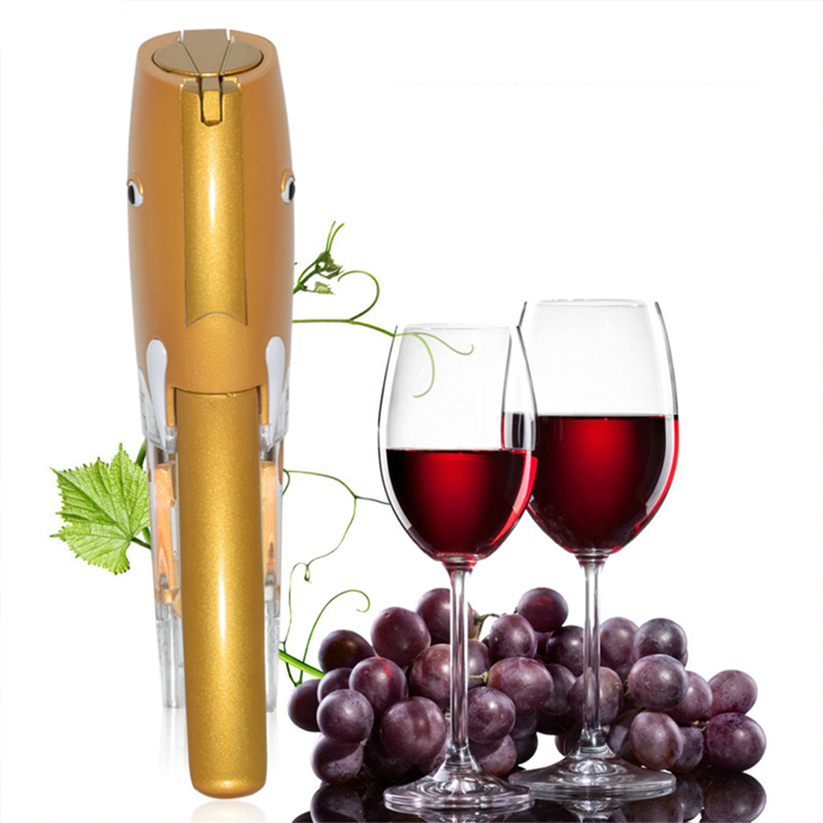 Ein elefantenförmiger goldener Weinöffner neben zwei Weingläsern und Trauben.