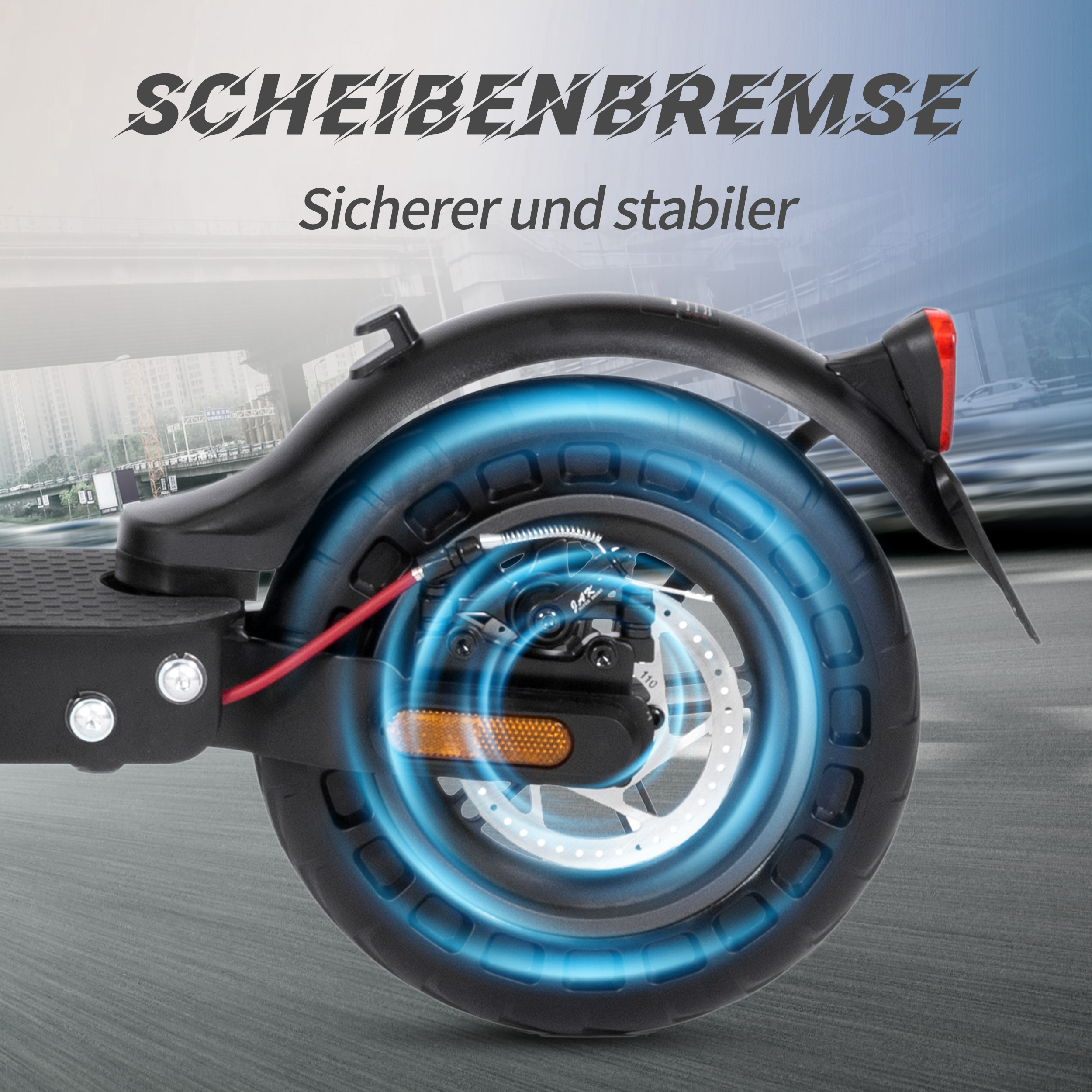 Nahaufnahme des Hinterrads eines Elektrorollers mit Scheibenbremssystem. Das Bild zeigt die Bremsscheibe.
