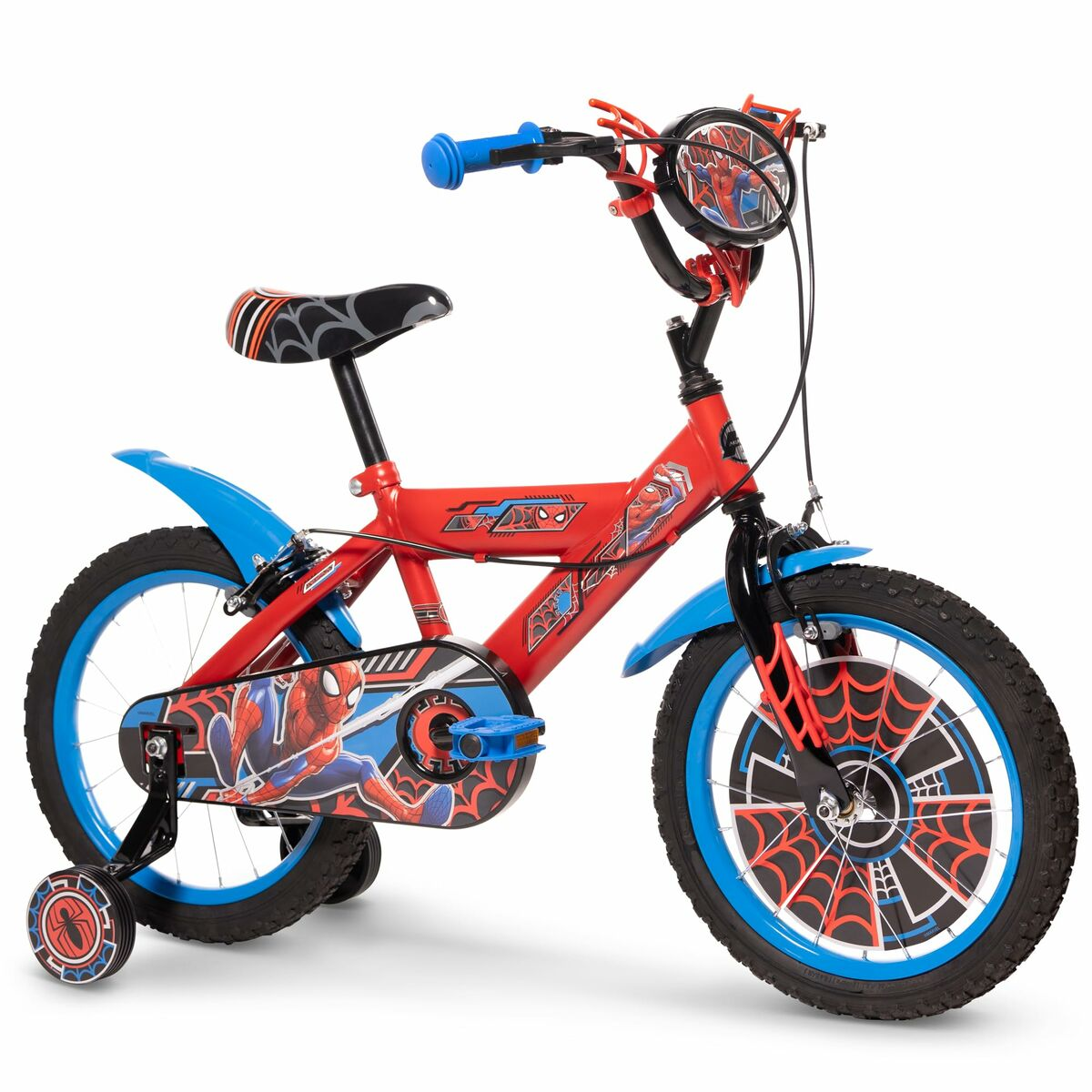 Una bici rossa di Spiderman con dettagli blu. Le ruote hanno motivi a ragnatela di Spiderman. Rotelle attaccate.