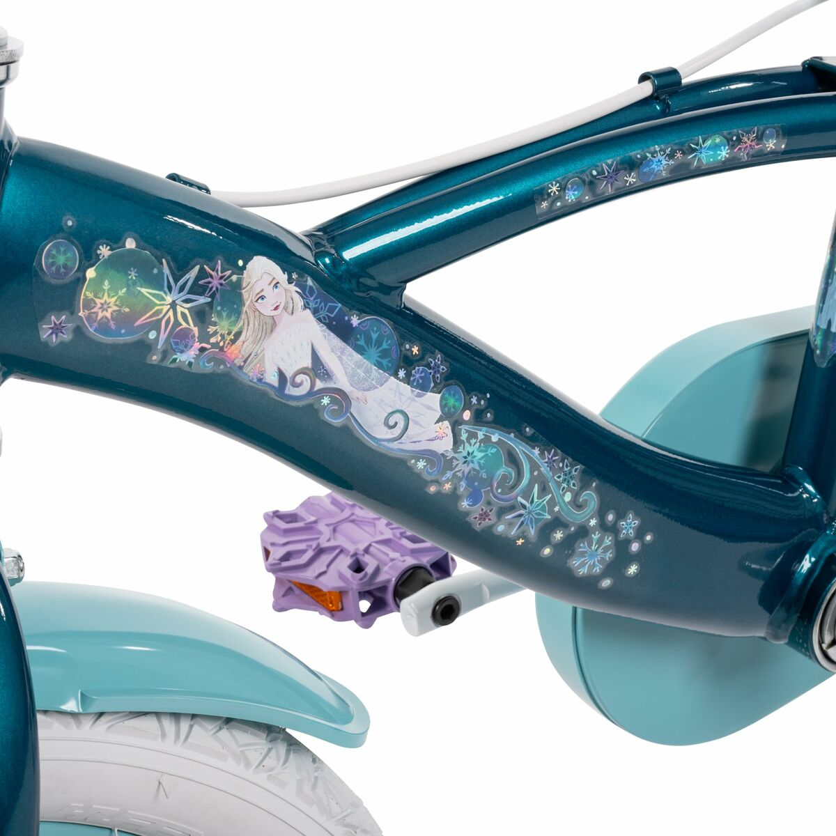 Primo piano del telaio di una bici a tema Frozen. Ha grafiche di Elsa e dettagli di fiocchi di neve. La combinazione di colori è blu e bianco.