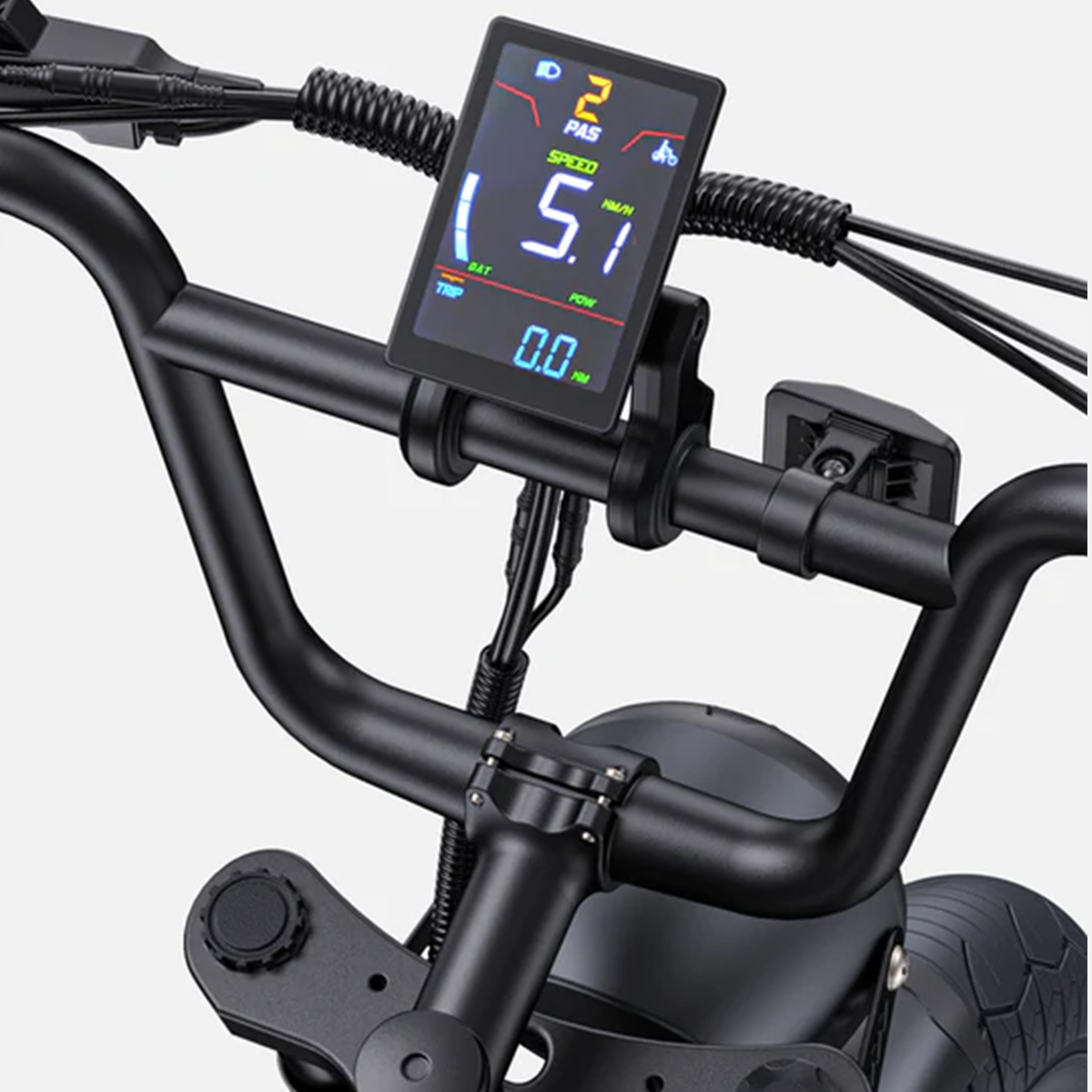 Zbliżenie kierownicy e-bike z wyświetlaczem pokazującym prędkość i dane podróży. Czarna kierownica.