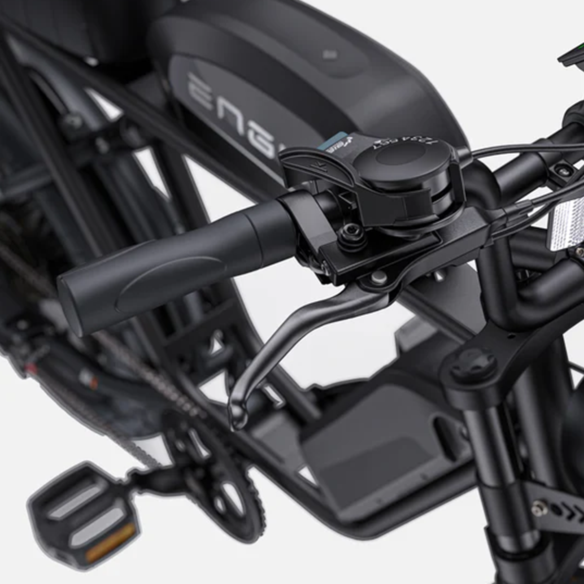 Zbliżenie kierownicy e-bike z dźwignią hamulca i elementami sterującymi. Czarna kierownica i komponenty.