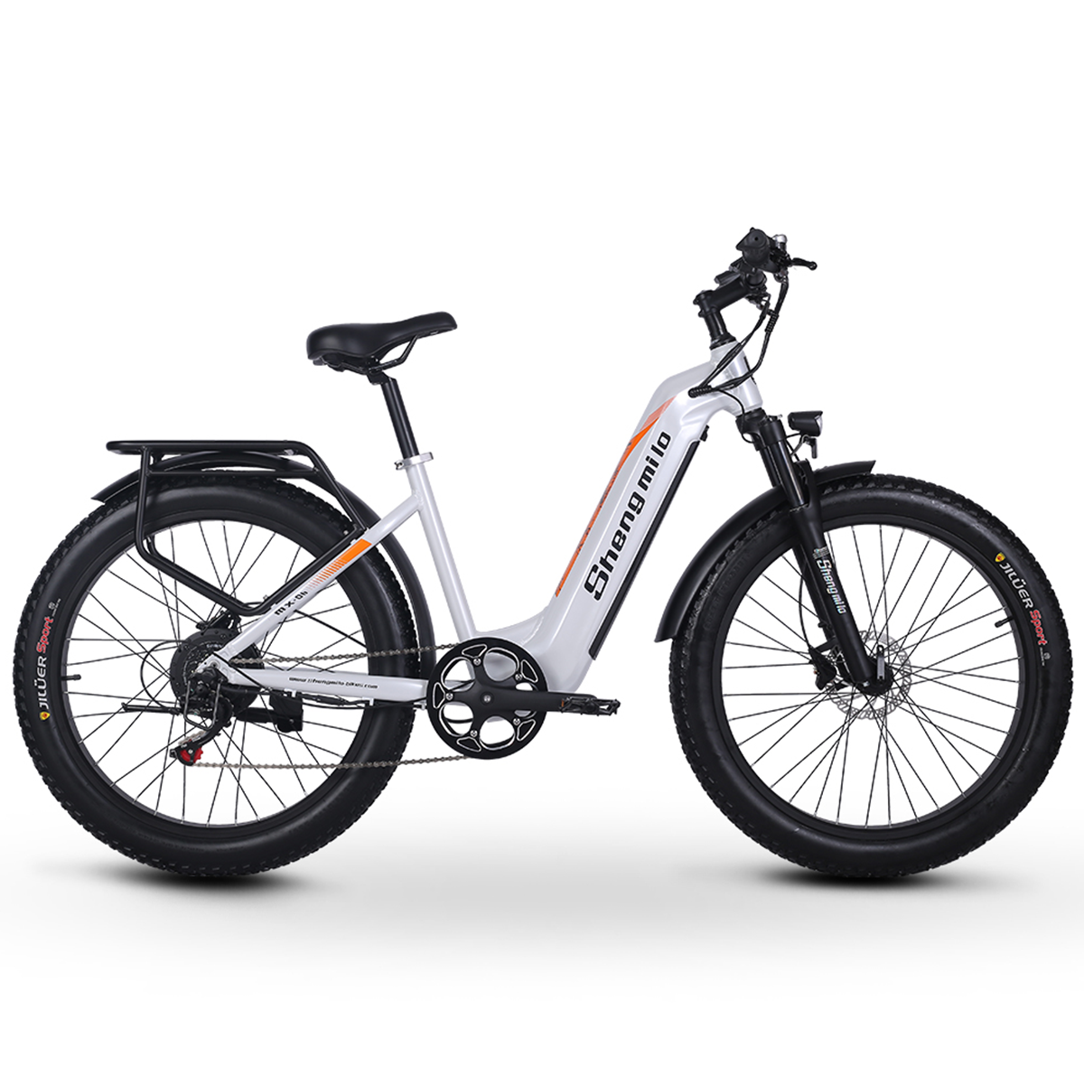 Biały rower elektryczny z czarnymi akcentami, grubymi oponami i bagażnikiem, na białym tle.