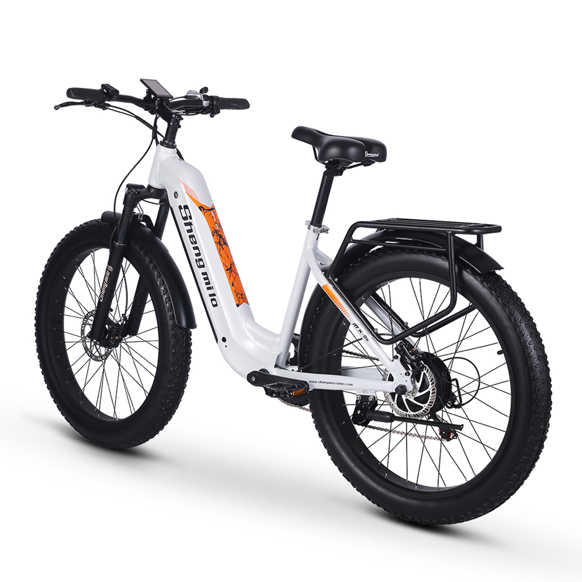Biały rower elektryczny z pomarańczowymi akcentami, czarnymi oponami i bagażnikiem, na białym tle.