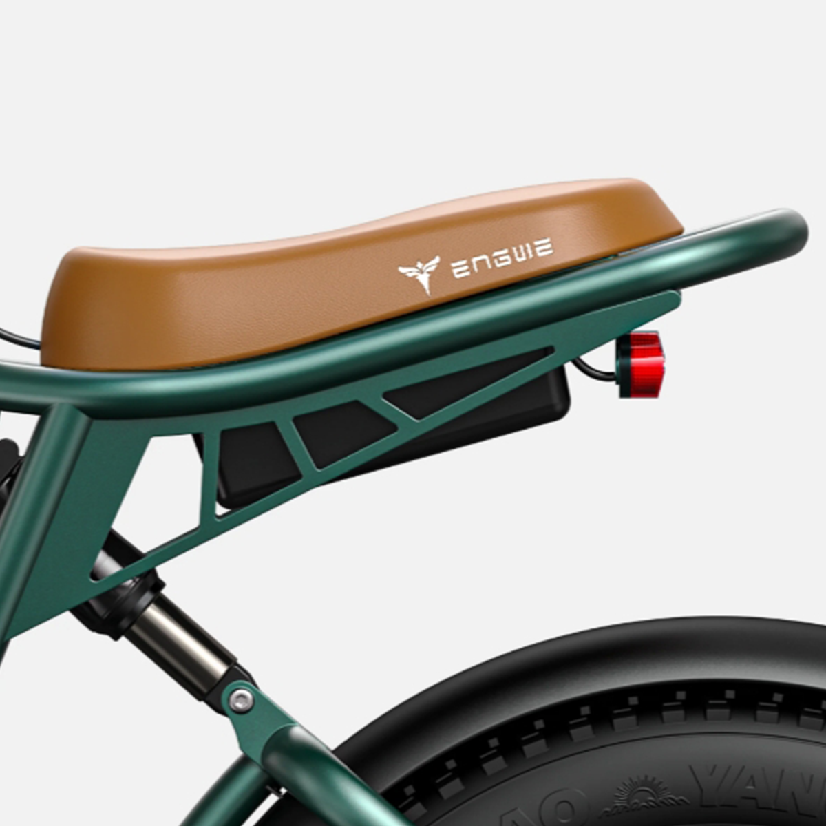 Primo piano della parte posteriore del sedile di una bici elettrica Engwe, sedile marrone, telaio verde, luce rossa.