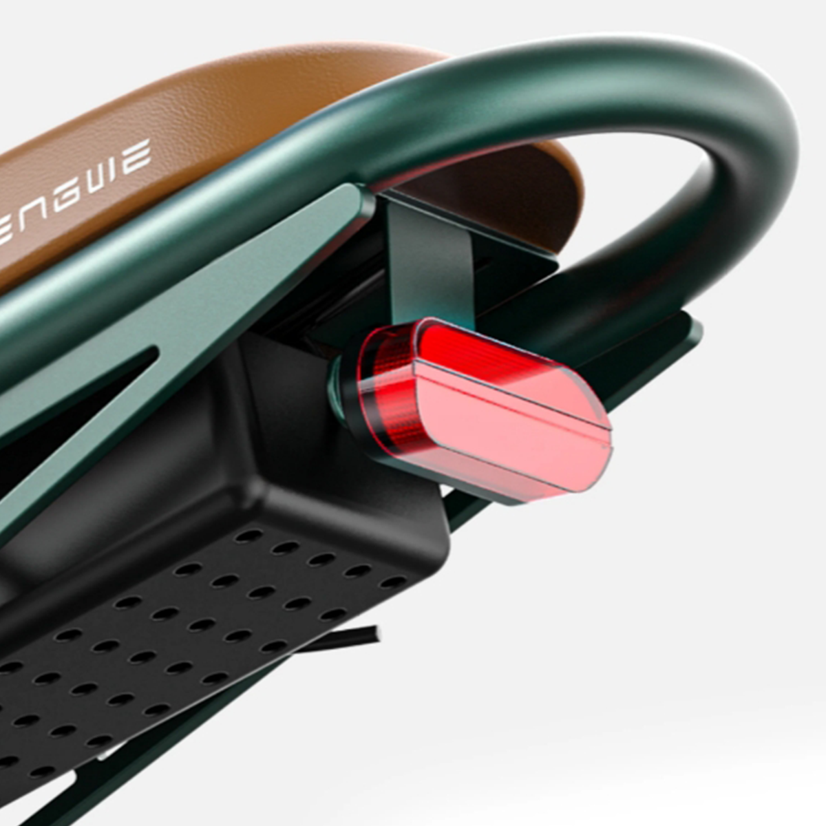 Primo piano della parte posteriore di una bici elettrica Engwe con sedile marrone, telaio verde e luce rossa.