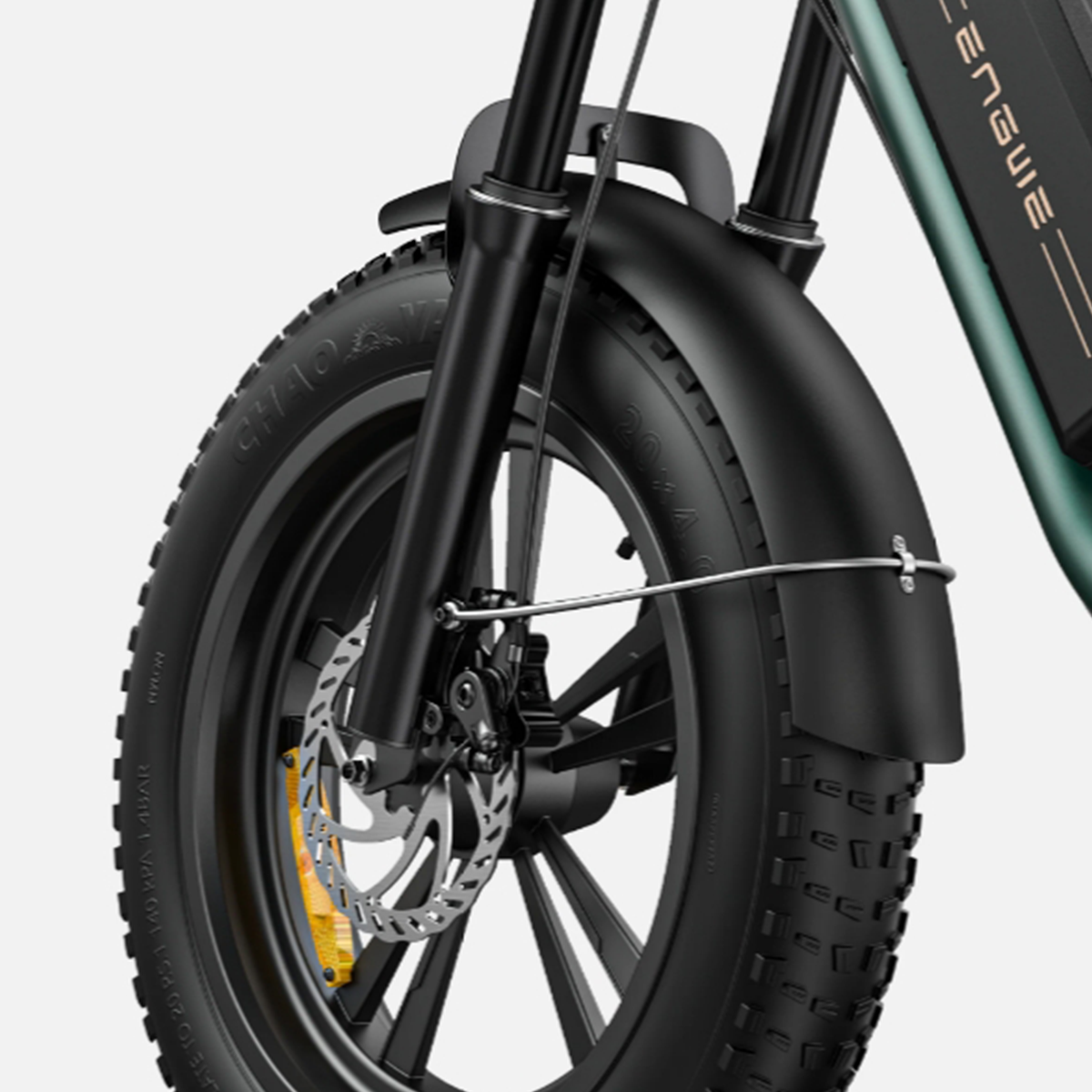 Primo piano di una ruota di e-bike nera con freno a disco. Il pneumatico è spesso con il marchio.