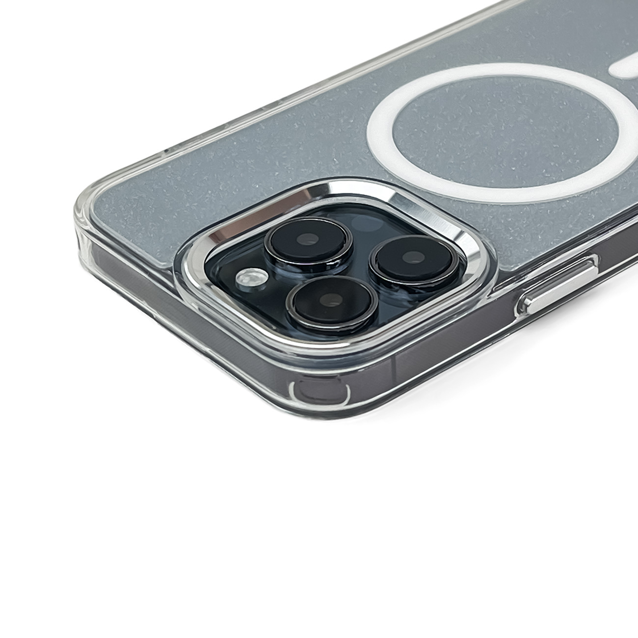 Zbliżenie etui na telefon z pierścieniem magnetycznym, prezentujące obiektywy aparatu i design.